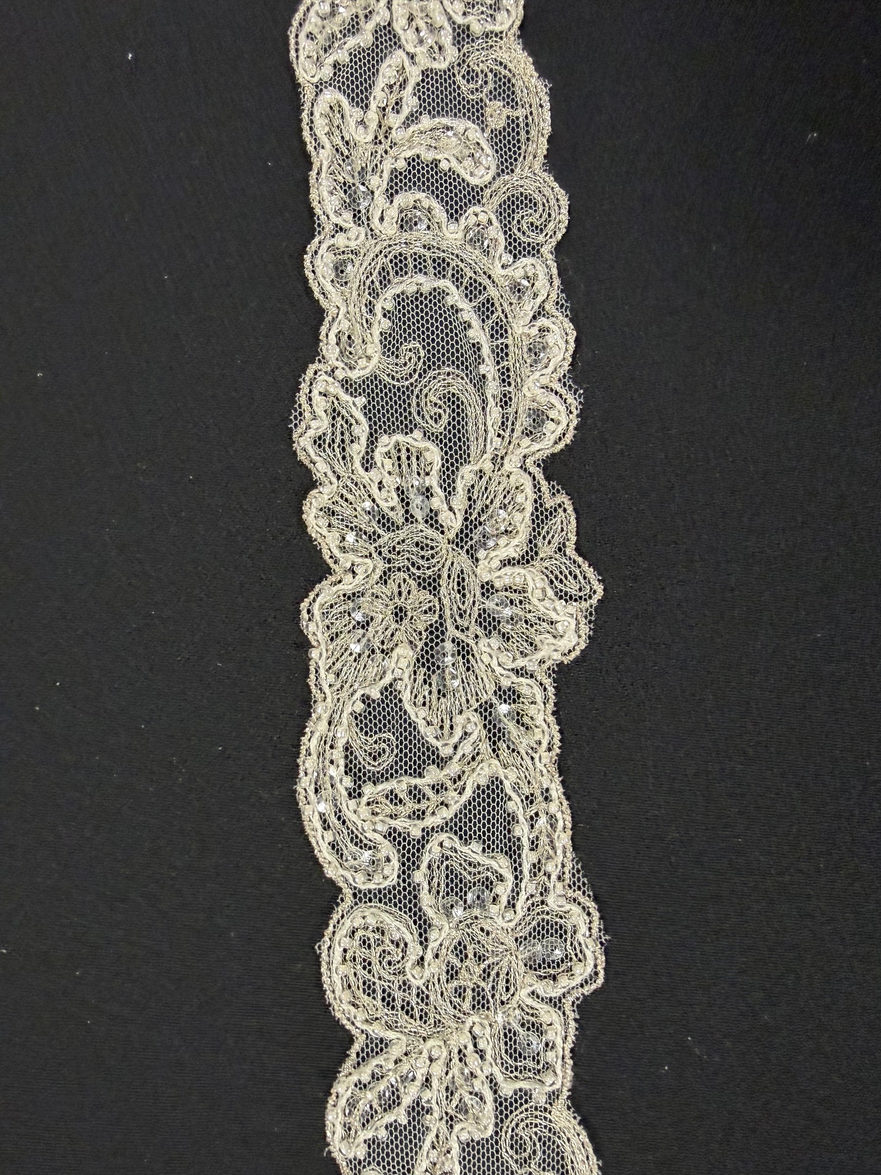 Bordure à perles et sequins ivoire/argent - T643