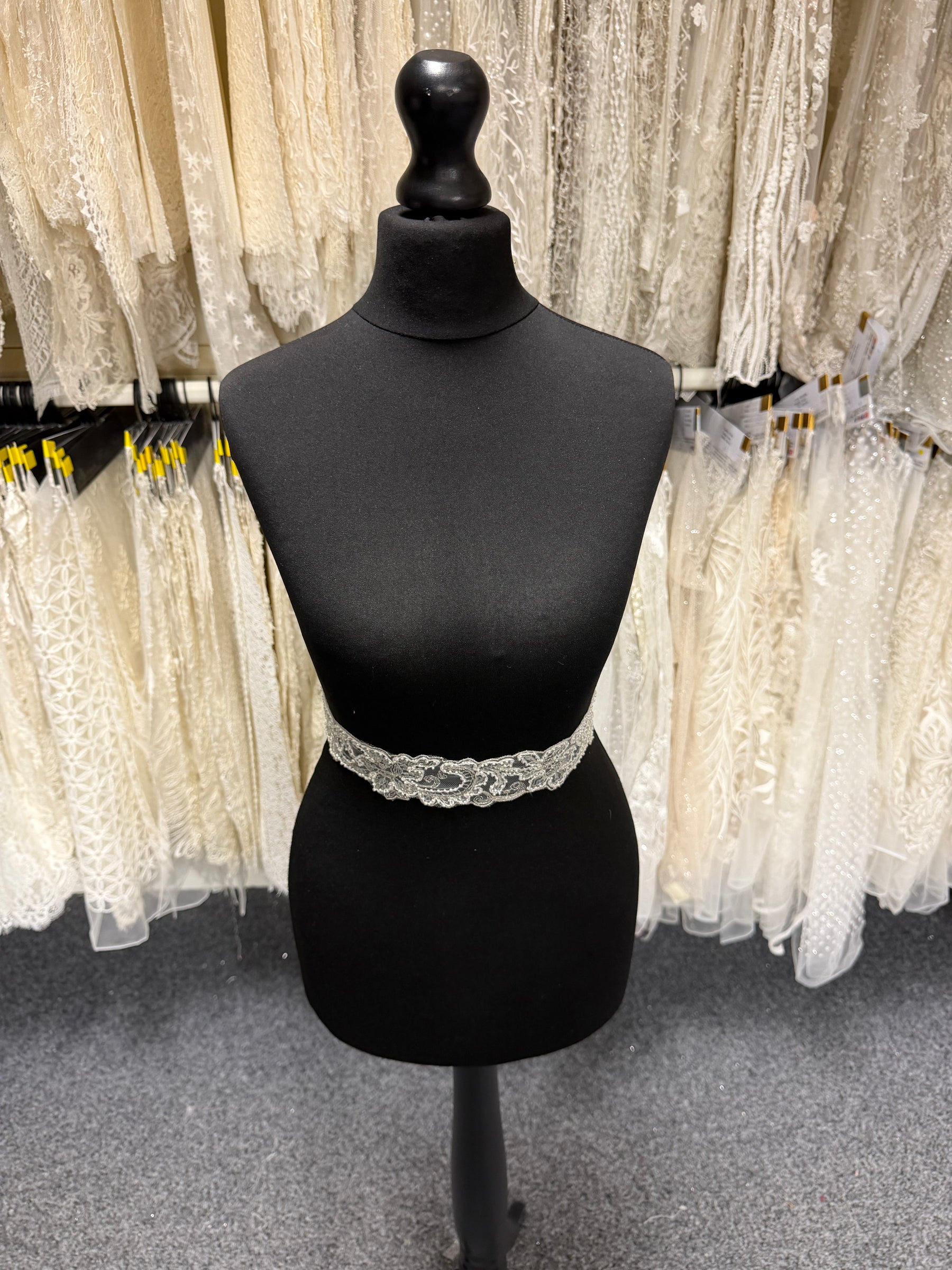 Bordure à perles et sequins ivoire/argent - T643