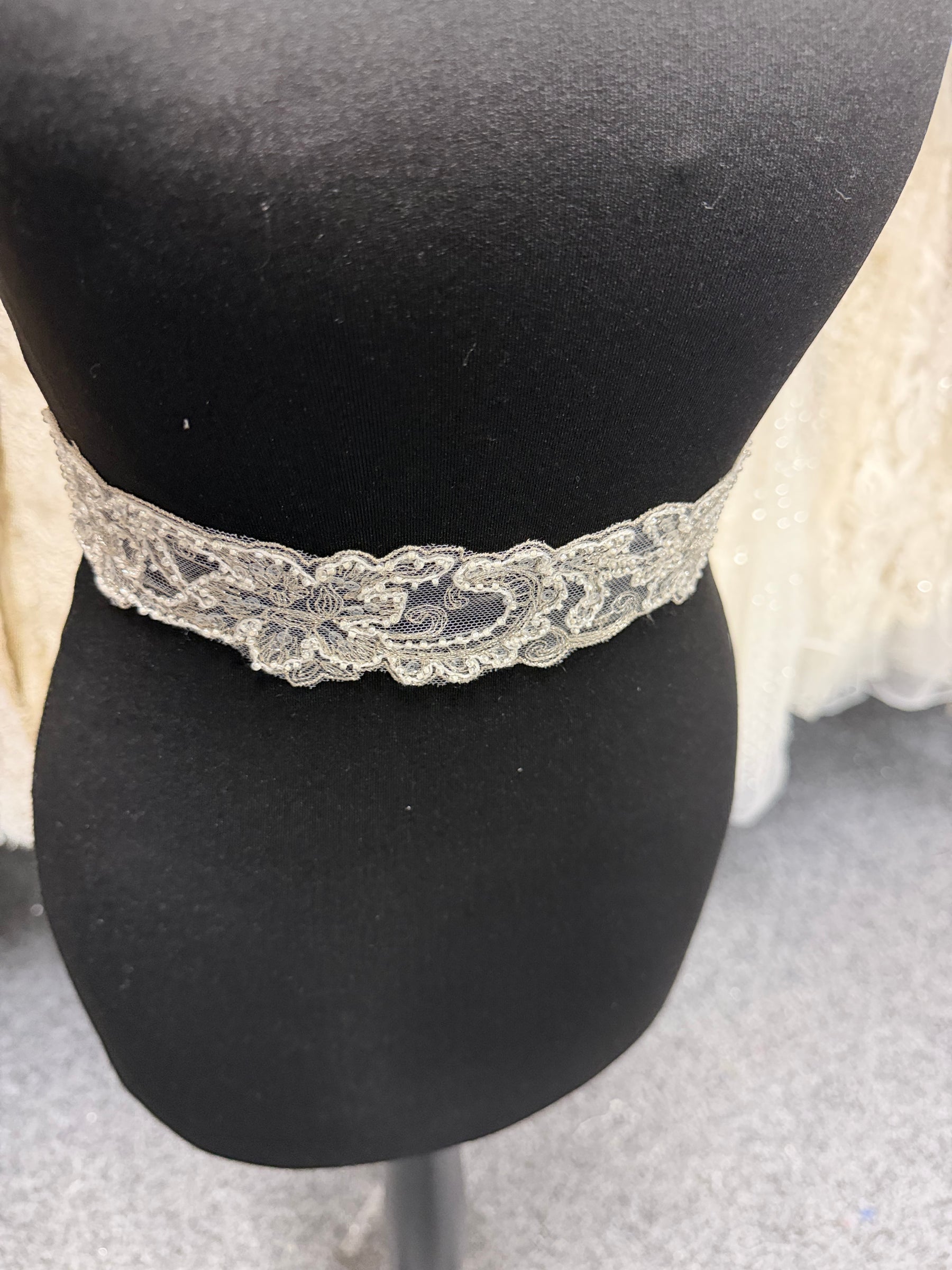 Bordure à perles et sequins ivoire/argent - T643
