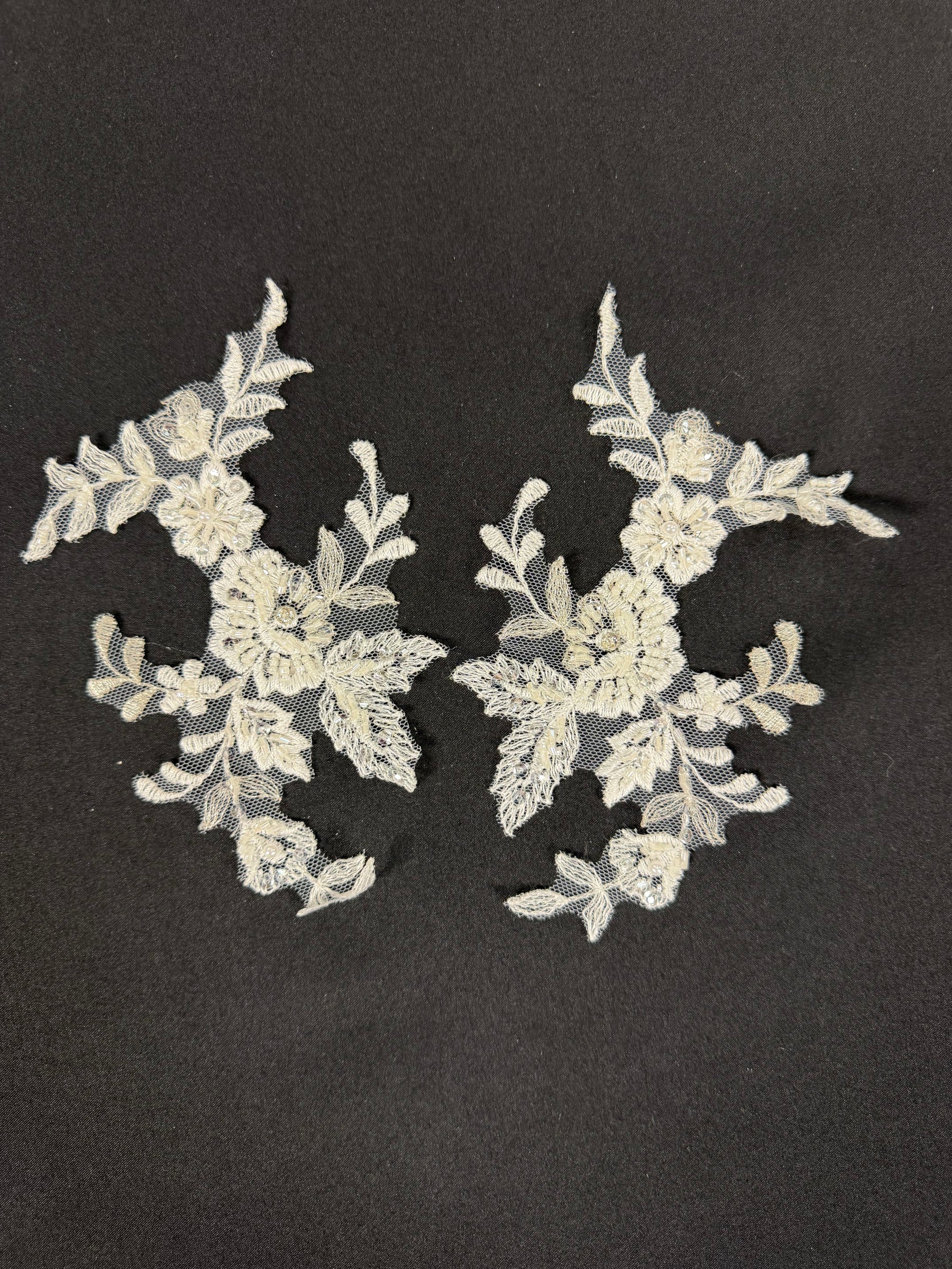 Appliques en dentelle perlée ivoire - T507