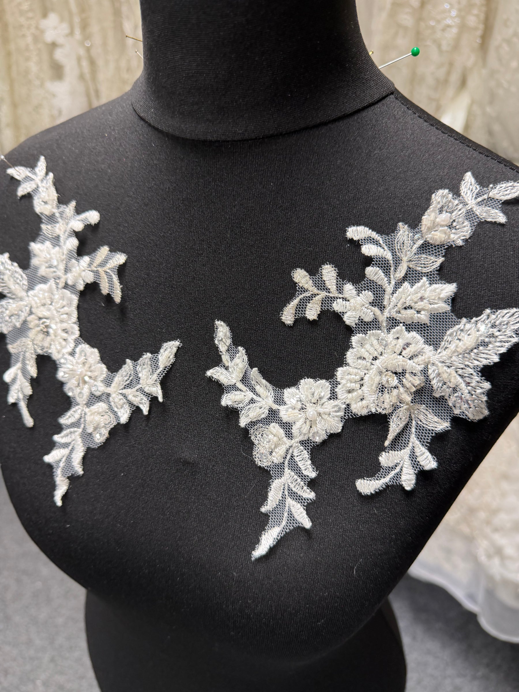 Appliques en dentelle perlée ivoire - T507