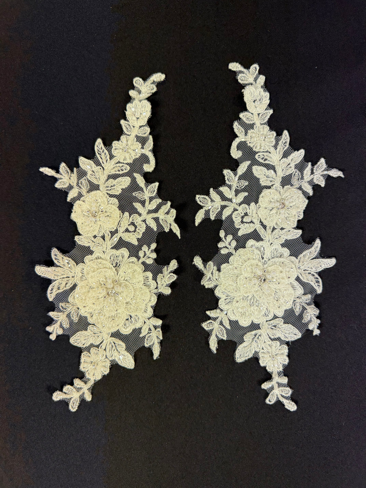 Appliques de dentelle 3D perlées ivoire - T658