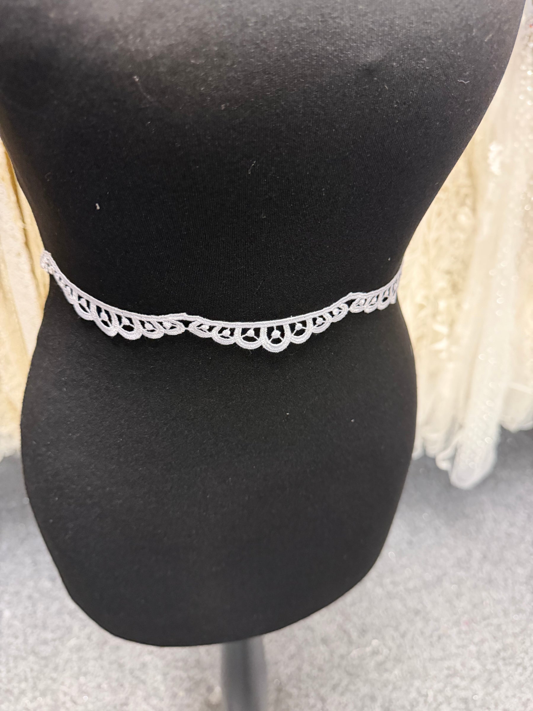 Garniture en guipure blanche - T641