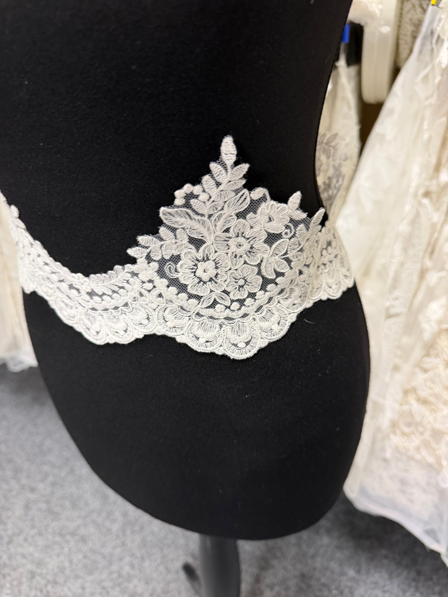 Galon de dentelle festonnée ivoire - T644
