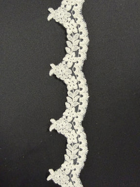 Bordure en dentelle festonnée ivoire - T662