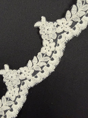Bordure en dentelle festonnée ivoire - T662