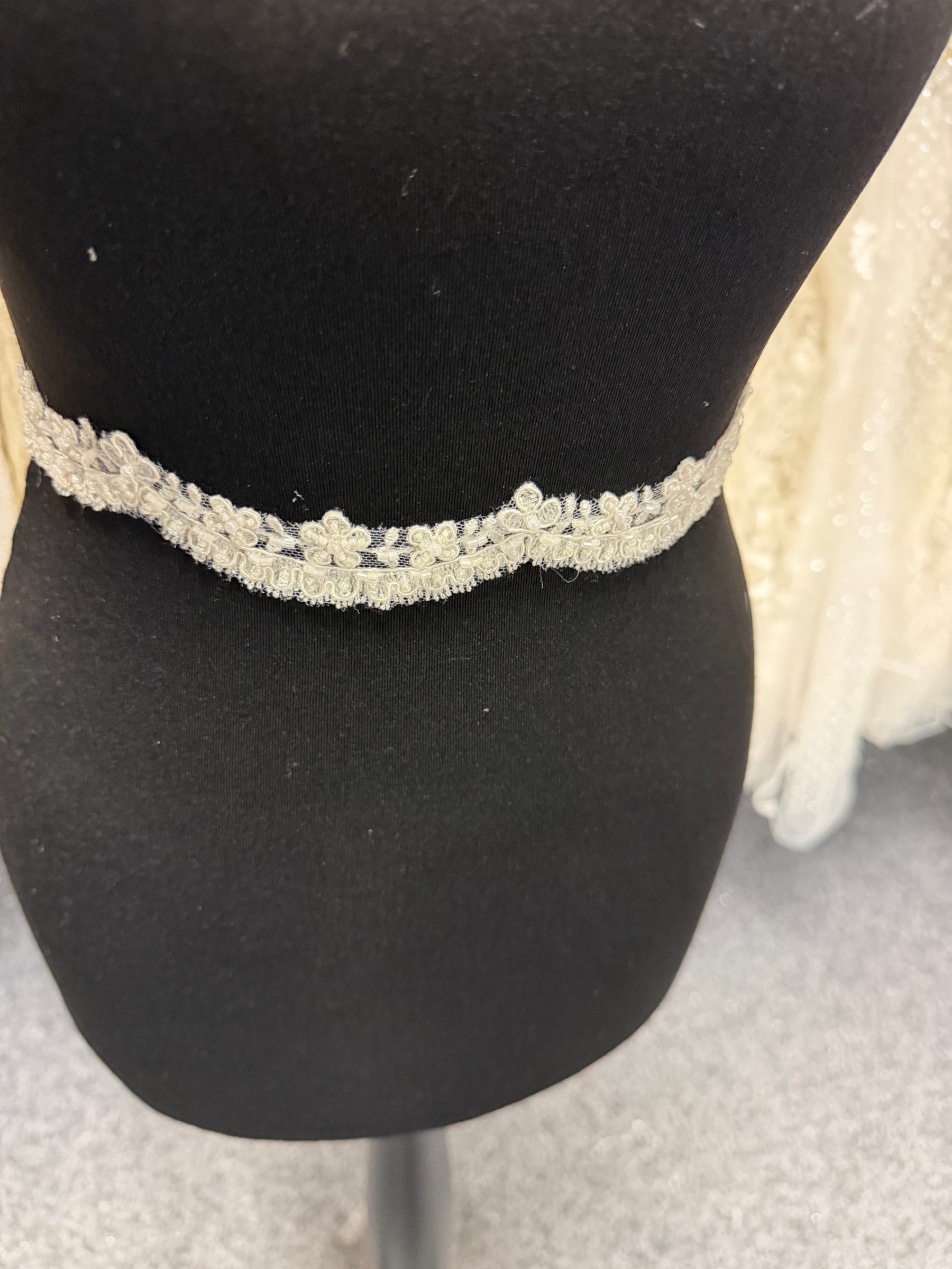 Ganse perlée et à paillettes ivoire - T664