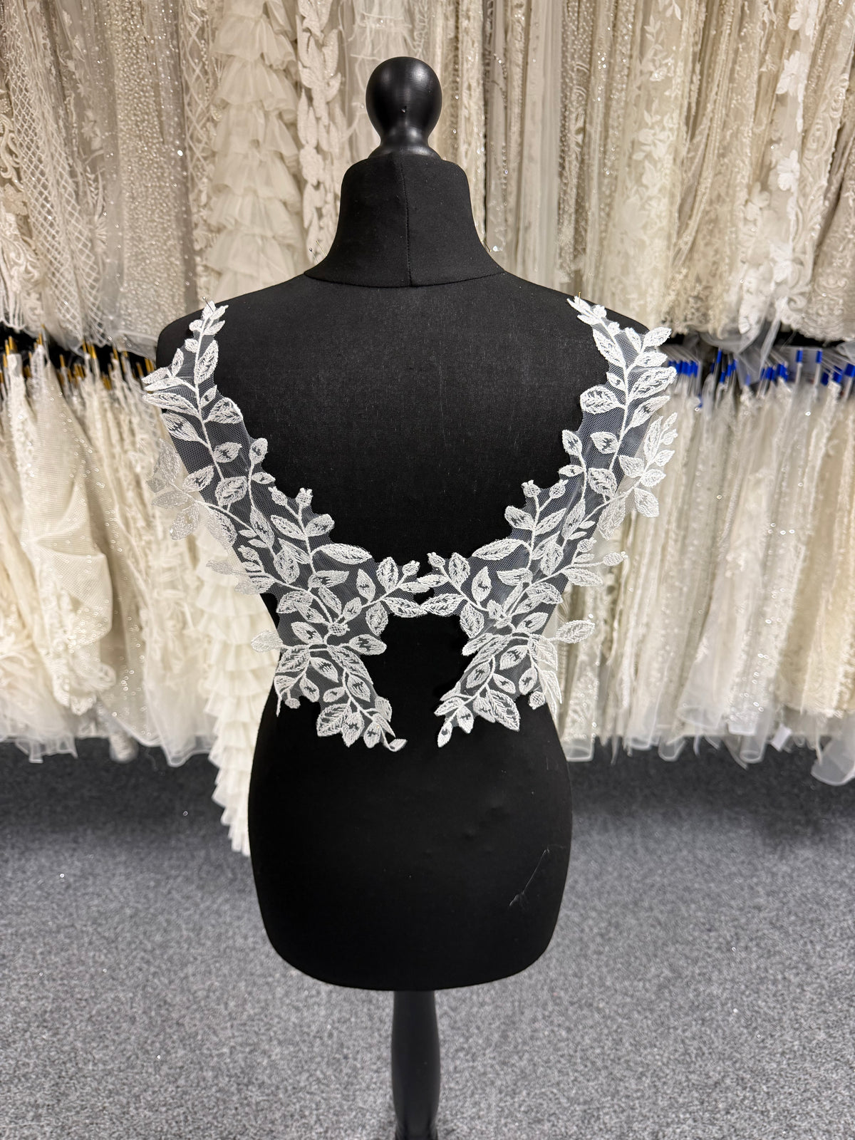 Appliques en dentelle brodée de sequins ivoire - MT6005
