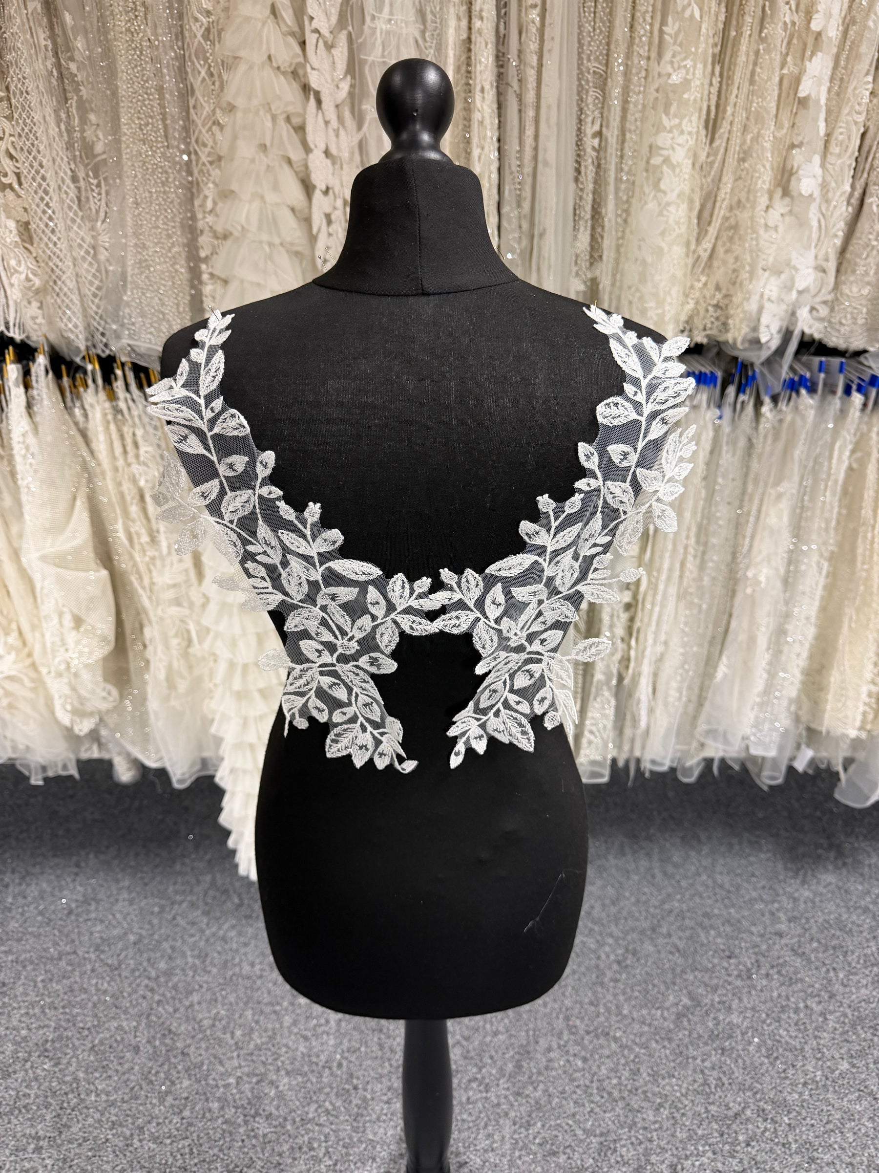 Appliques en dentelle brodée de sequins ivoire - MT6005
