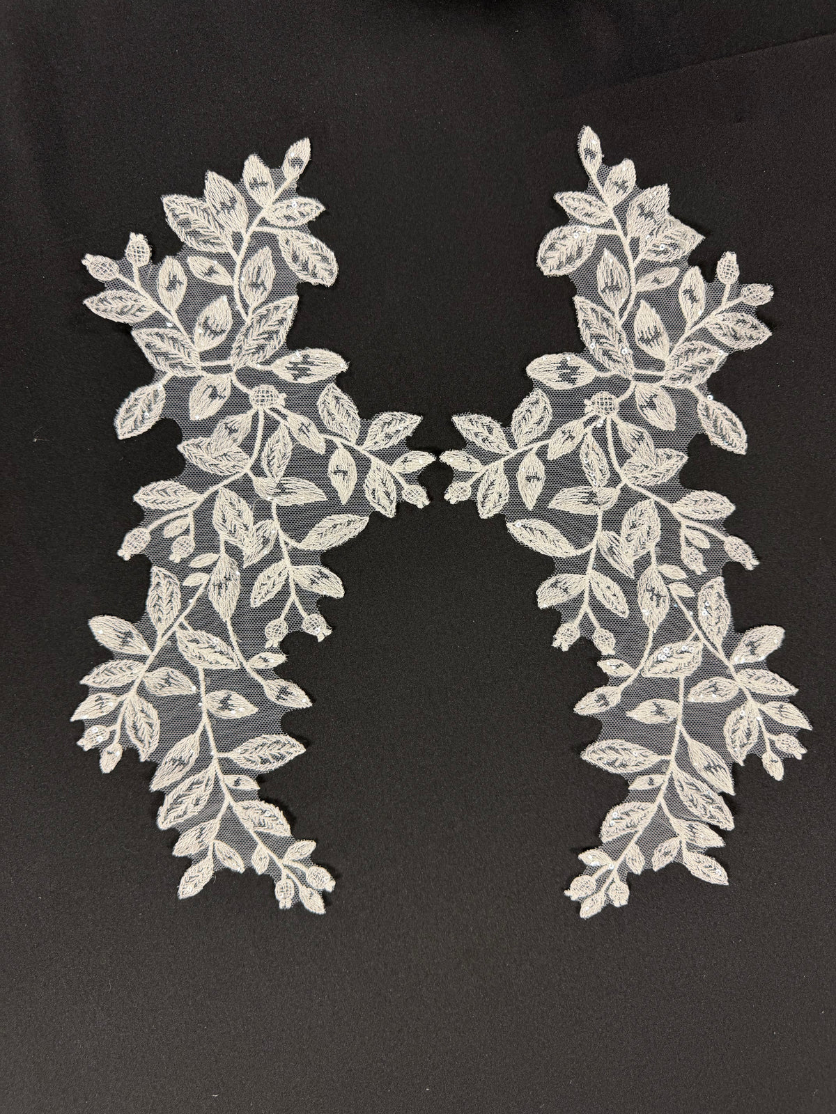 Appliques en dentelle brodée de sequins ivoire - MT6005
