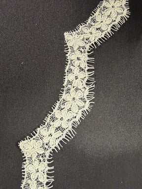 Bordure en dentelle cordée ivoire - T683