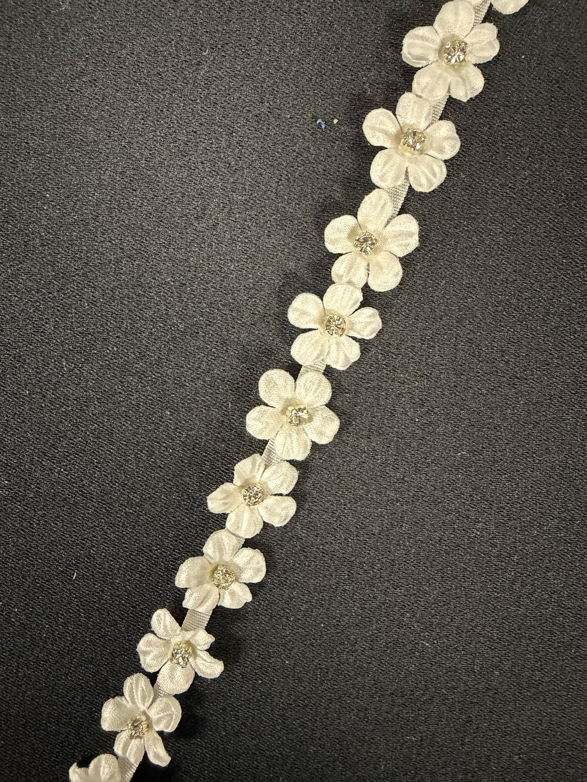 Fleur 3D en satin ivoire avec bordure en cristal - EH1019