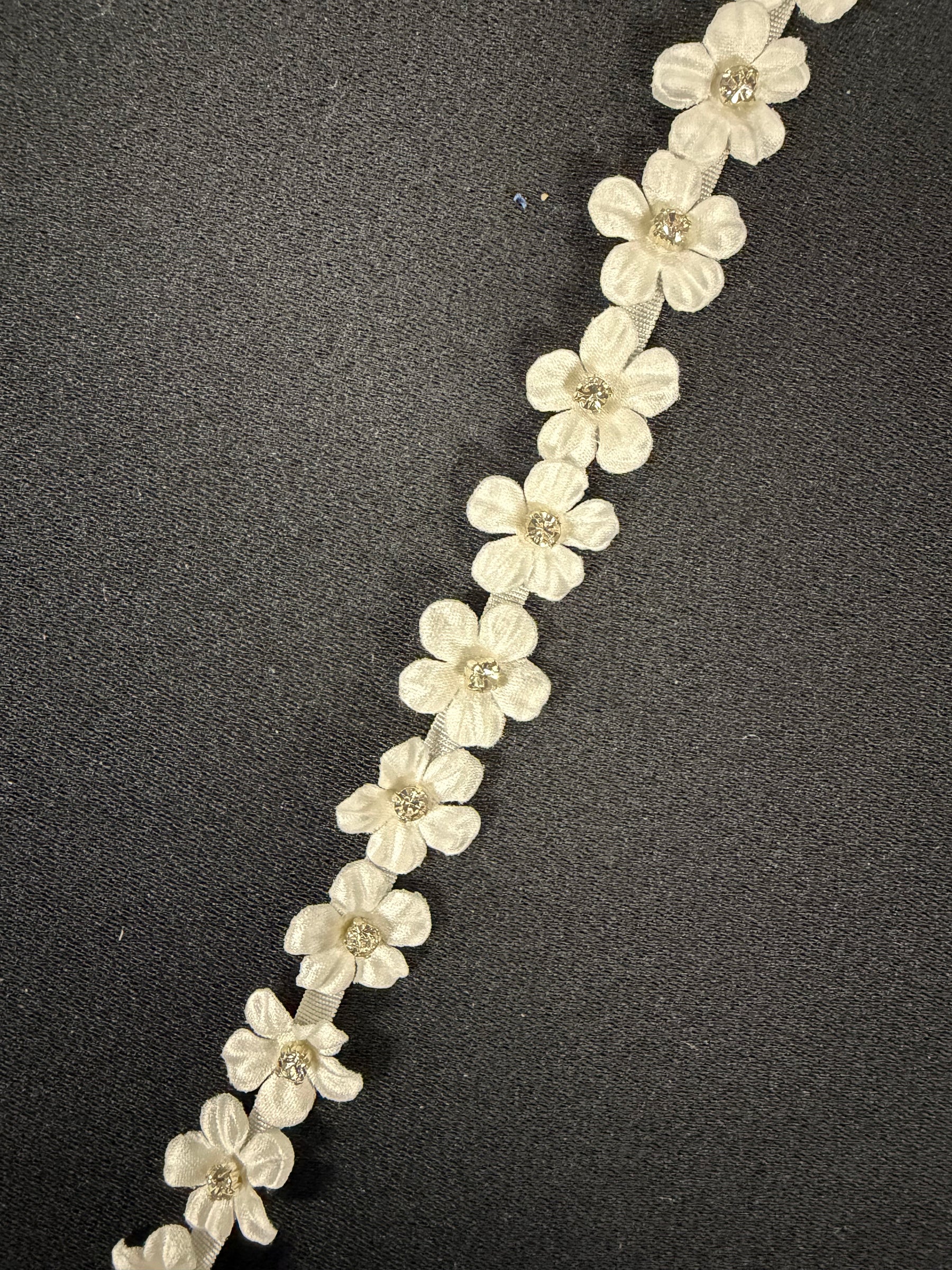 Fleur 3D en satin ivoire avec bordure en cristal - EH1019