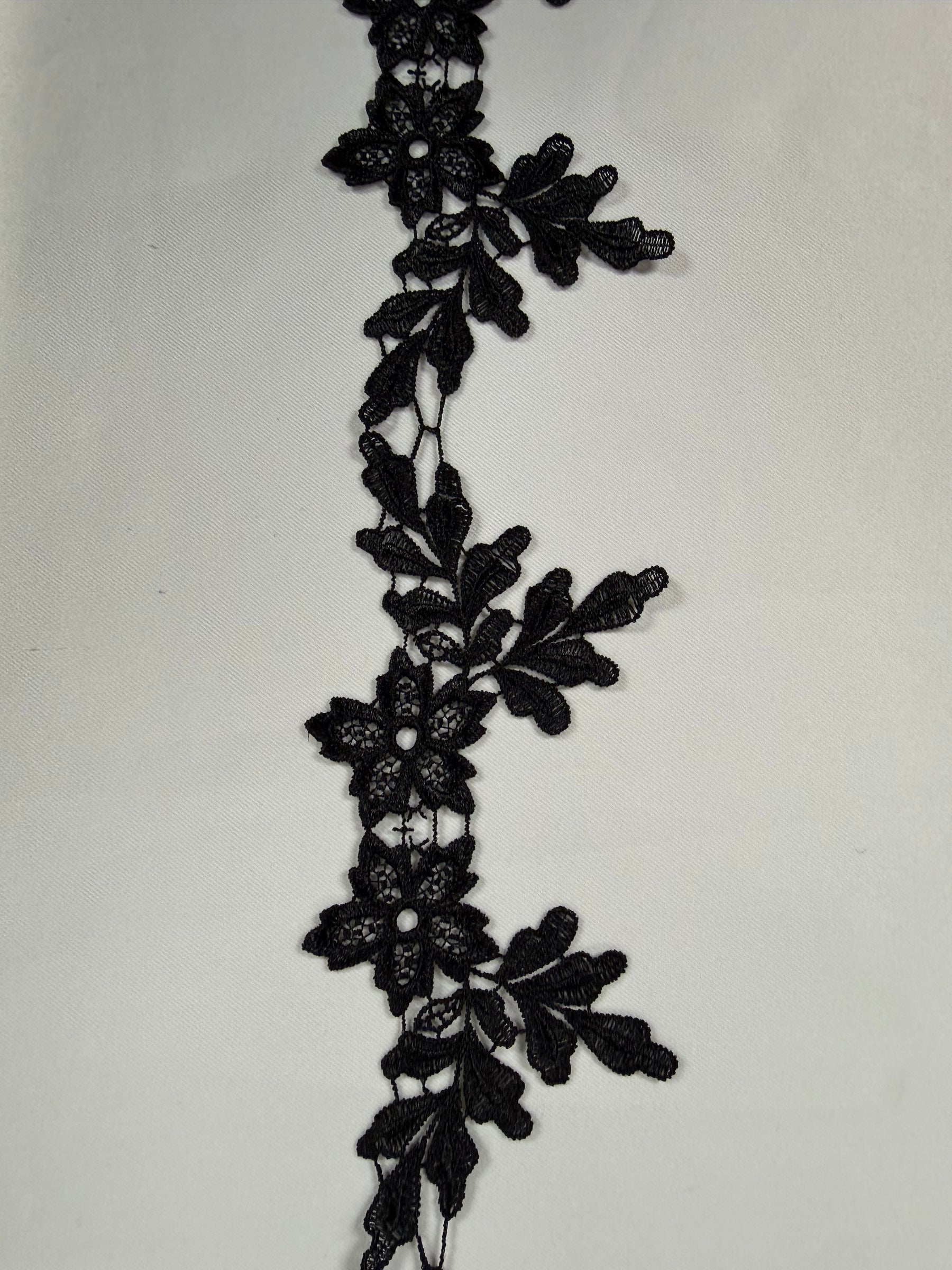 Garniture en dentelle guipure noire - T552