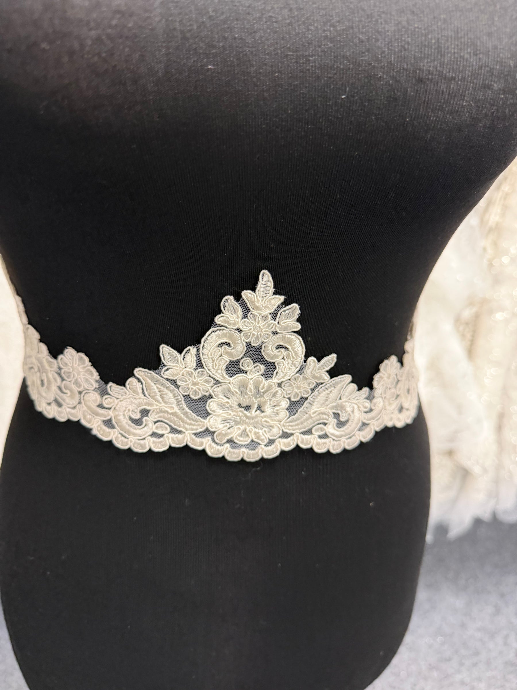 Garniture en dentelle festonnée ivoire - T803