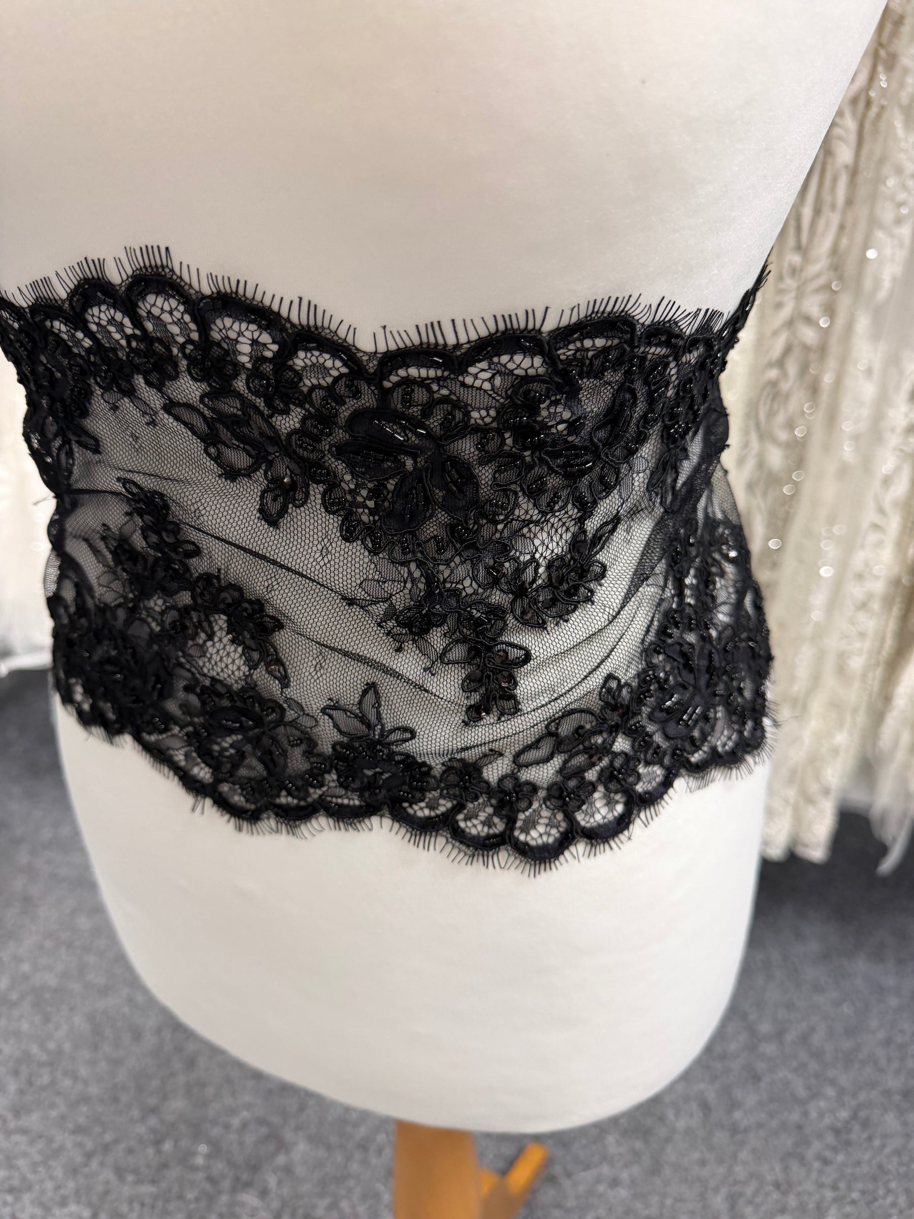 Ganse perlée à cordon noir - T682