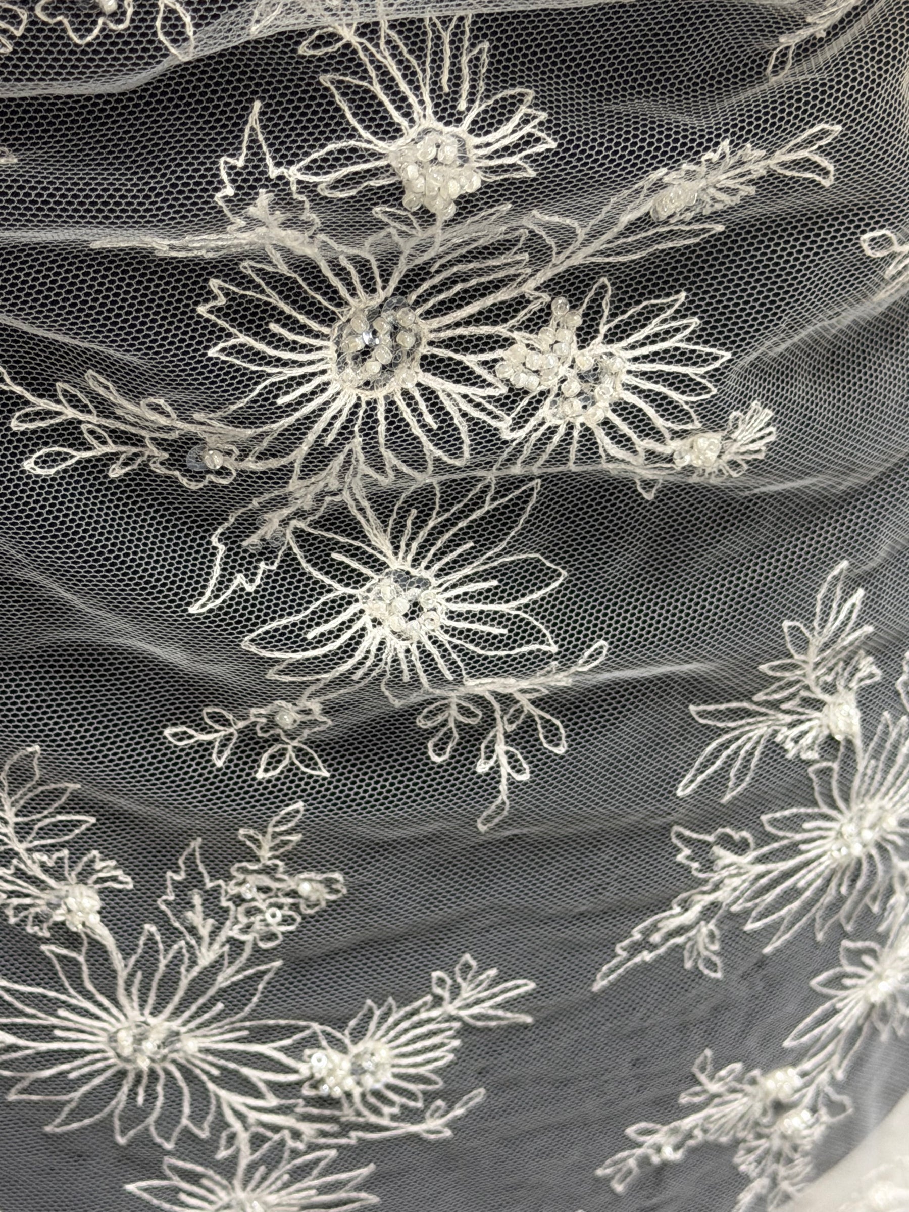 Tulle brodé de perles ivoire - EB1084