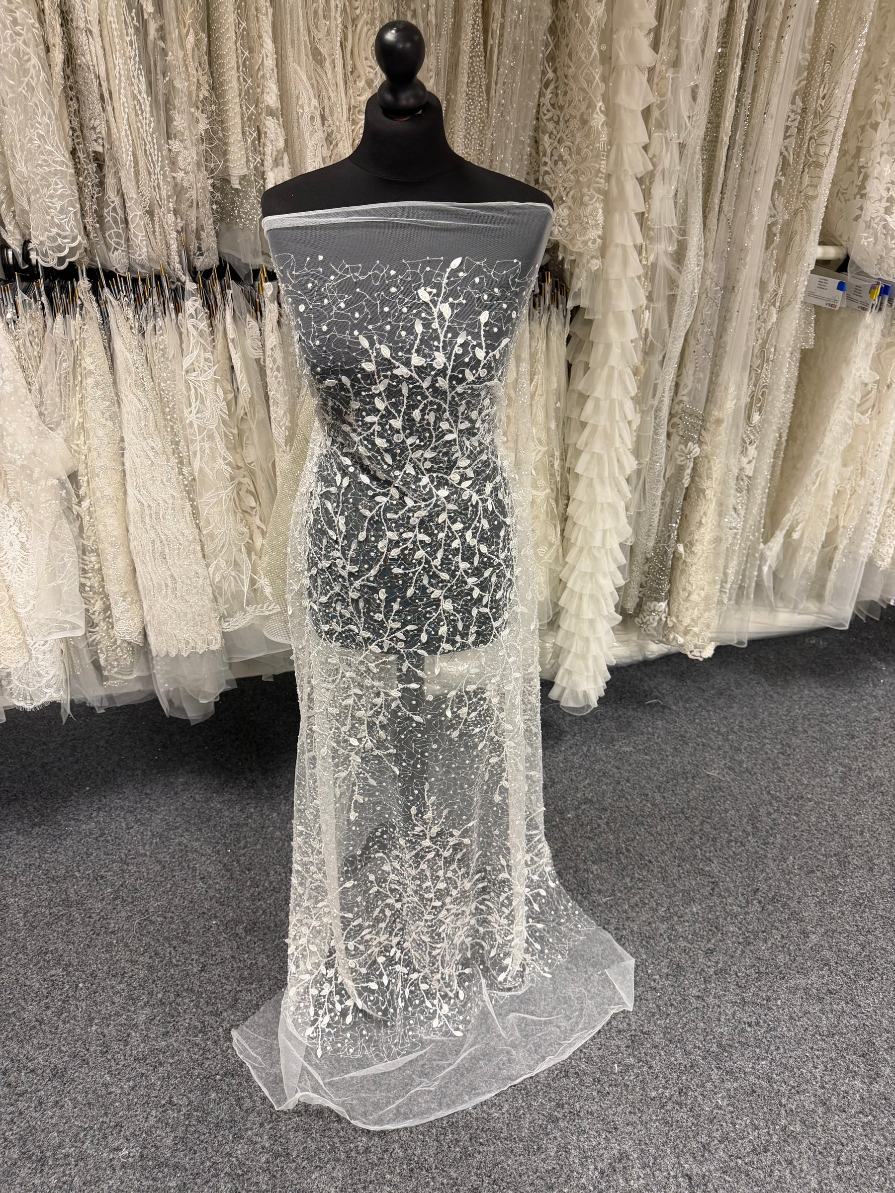 Tulle brodé de perles ivoire - EB1081