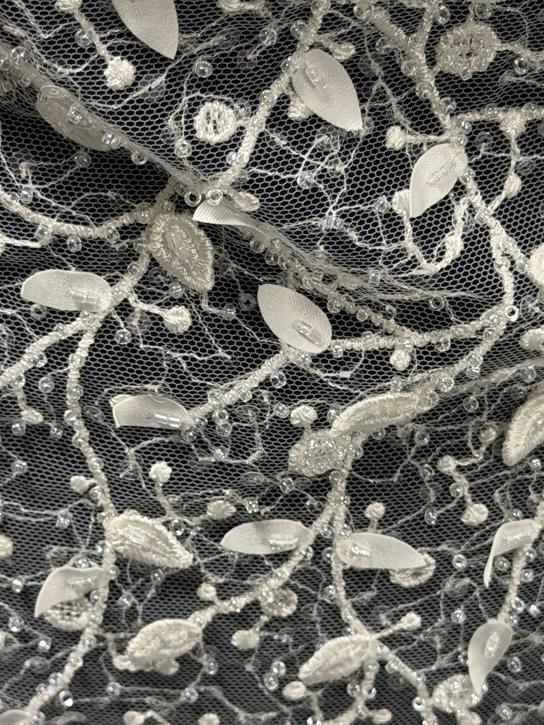 Tulle brodé de perles ivoire - EB1081