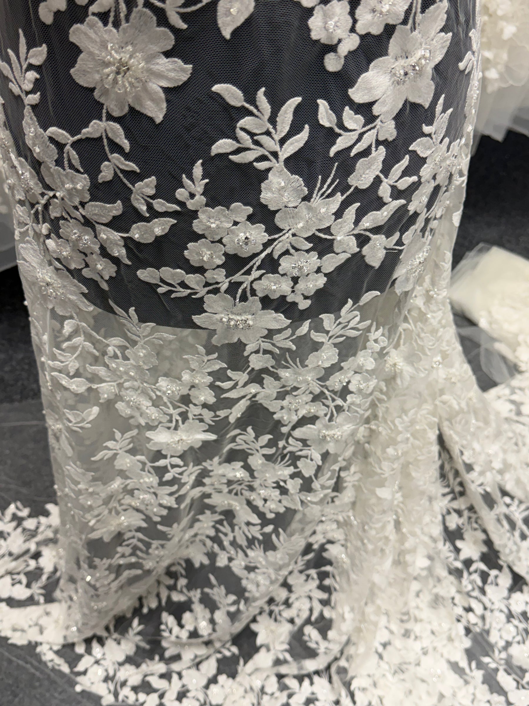Tulle brodé de perles ivoire - EB1083