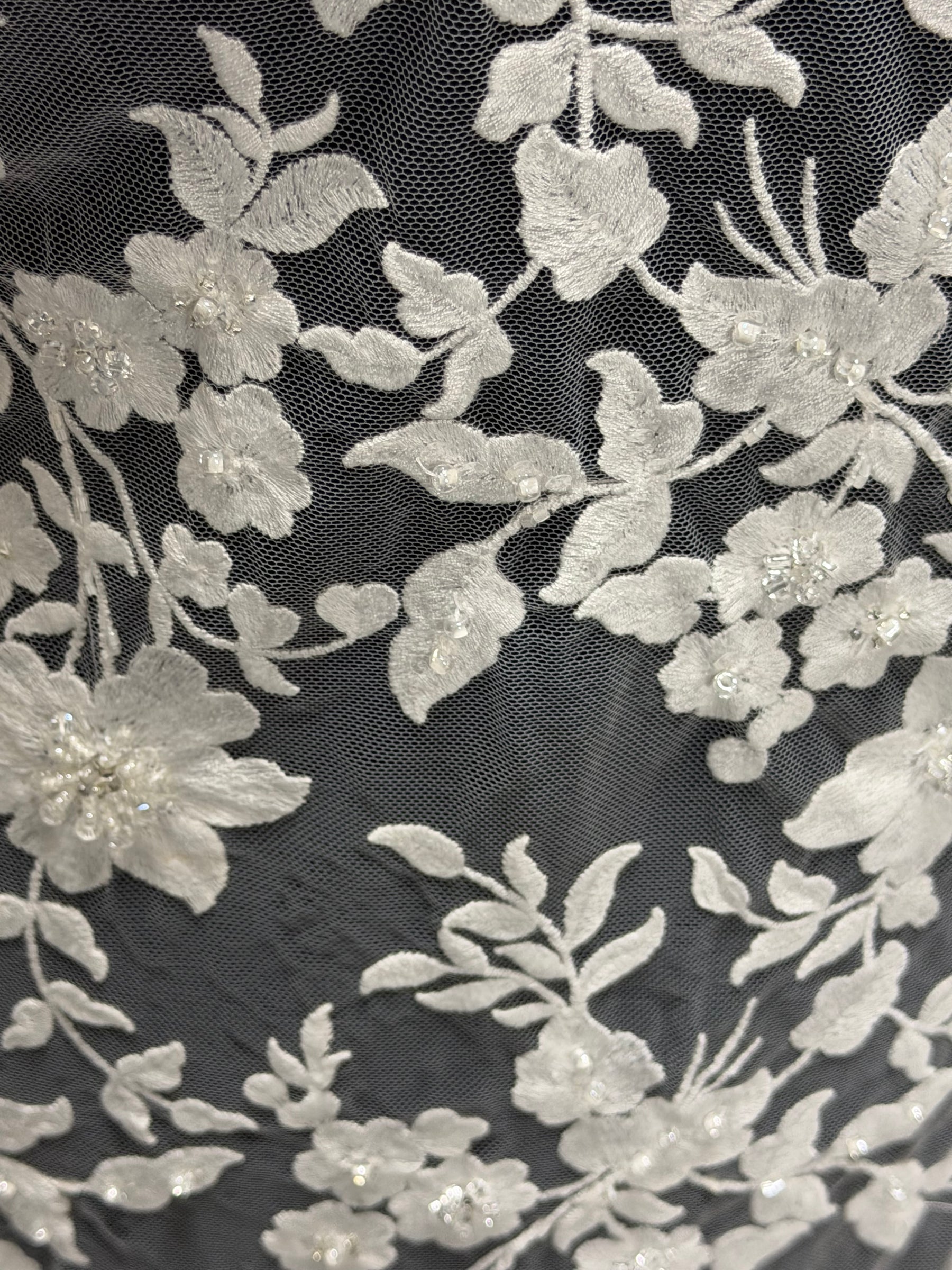 Tulle brodé de perles ivoire - EB1083
