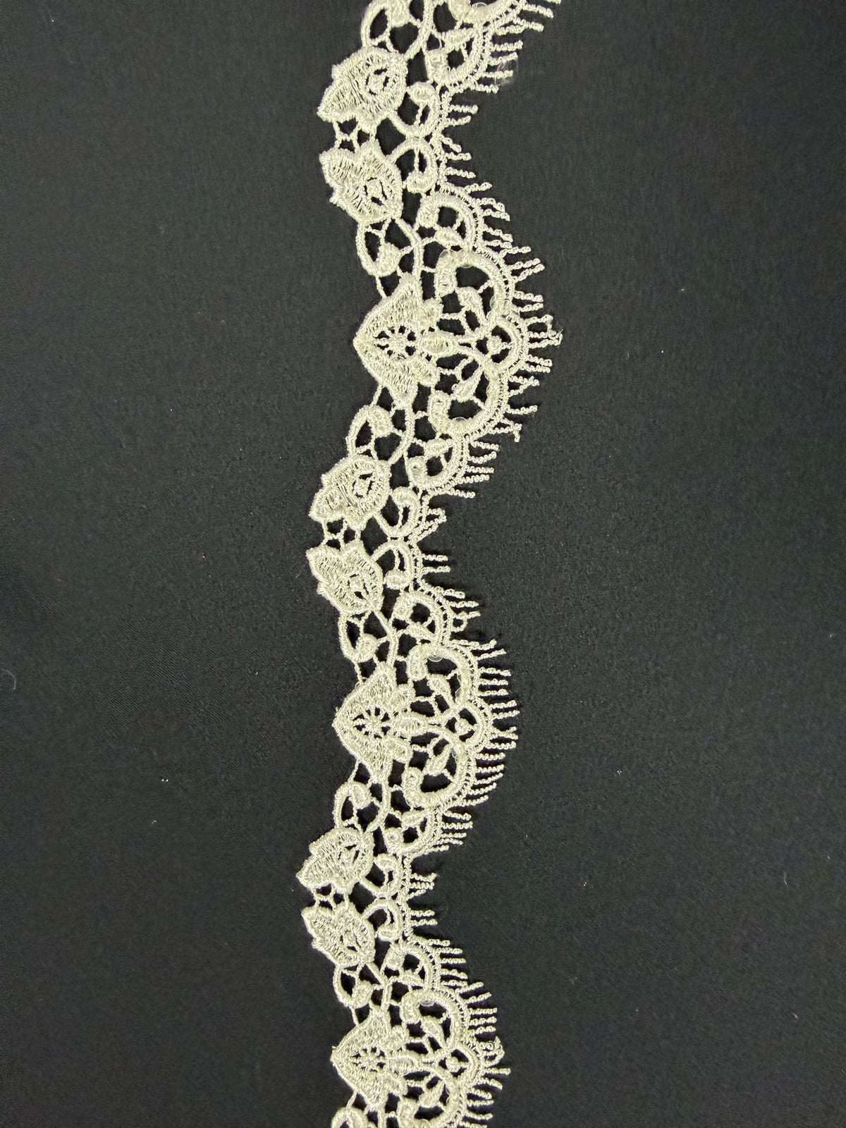 Bordure en guipure à paillettes ivoire - T578