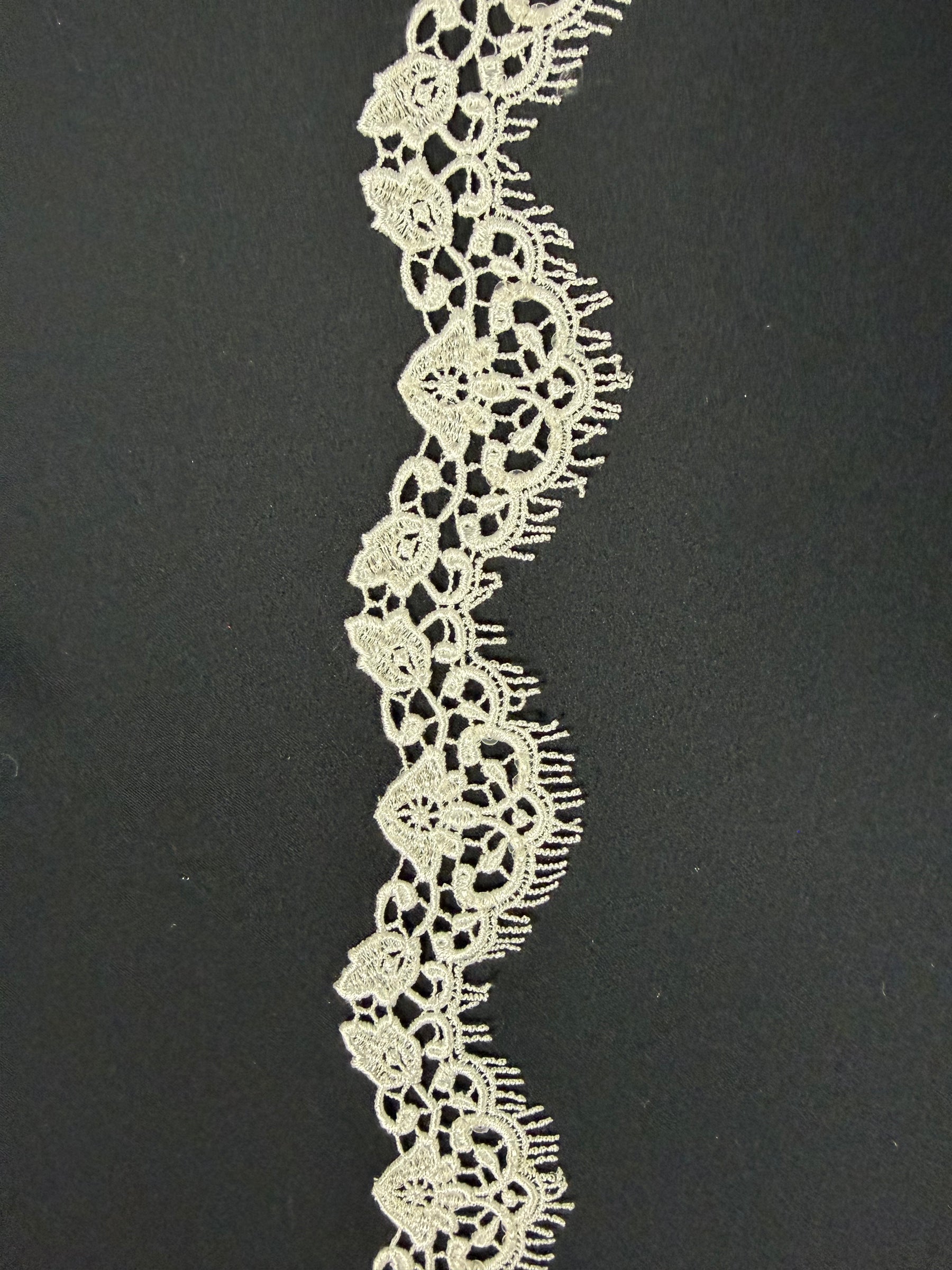 Bordure en guipure à paillettes ivoire - T578