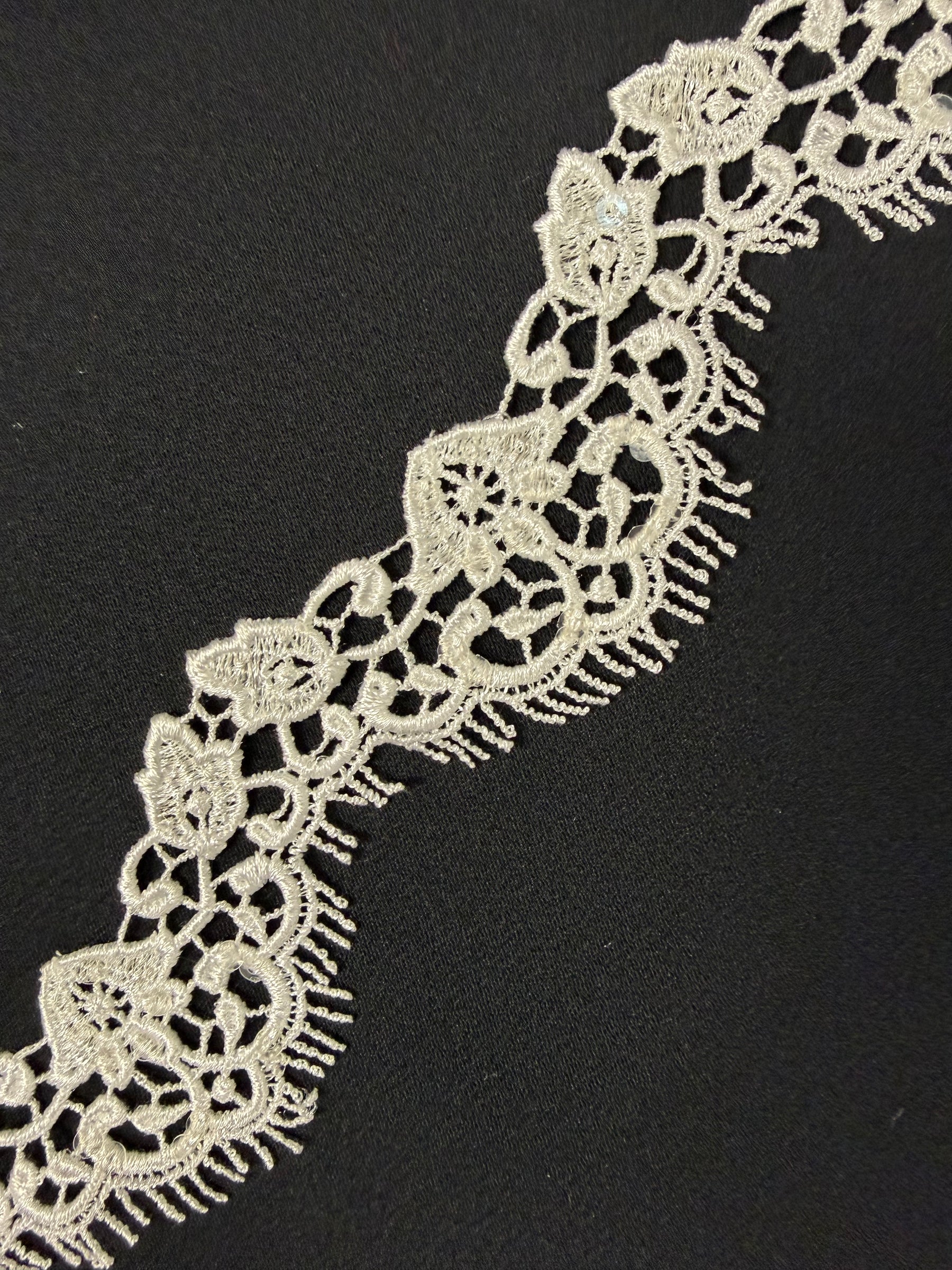 Bordure en guipure à paillettes ivoire - T578