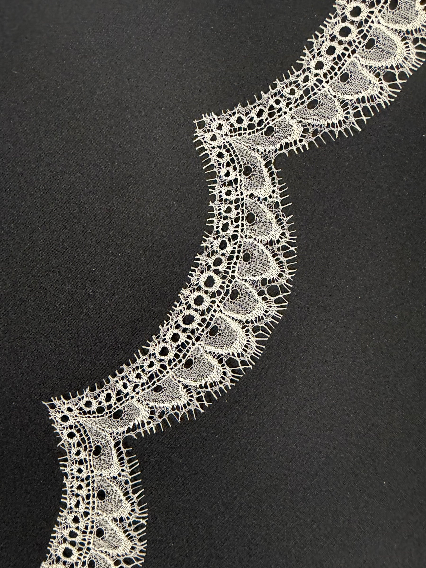 Bordure en dentelle française ivoire - T595