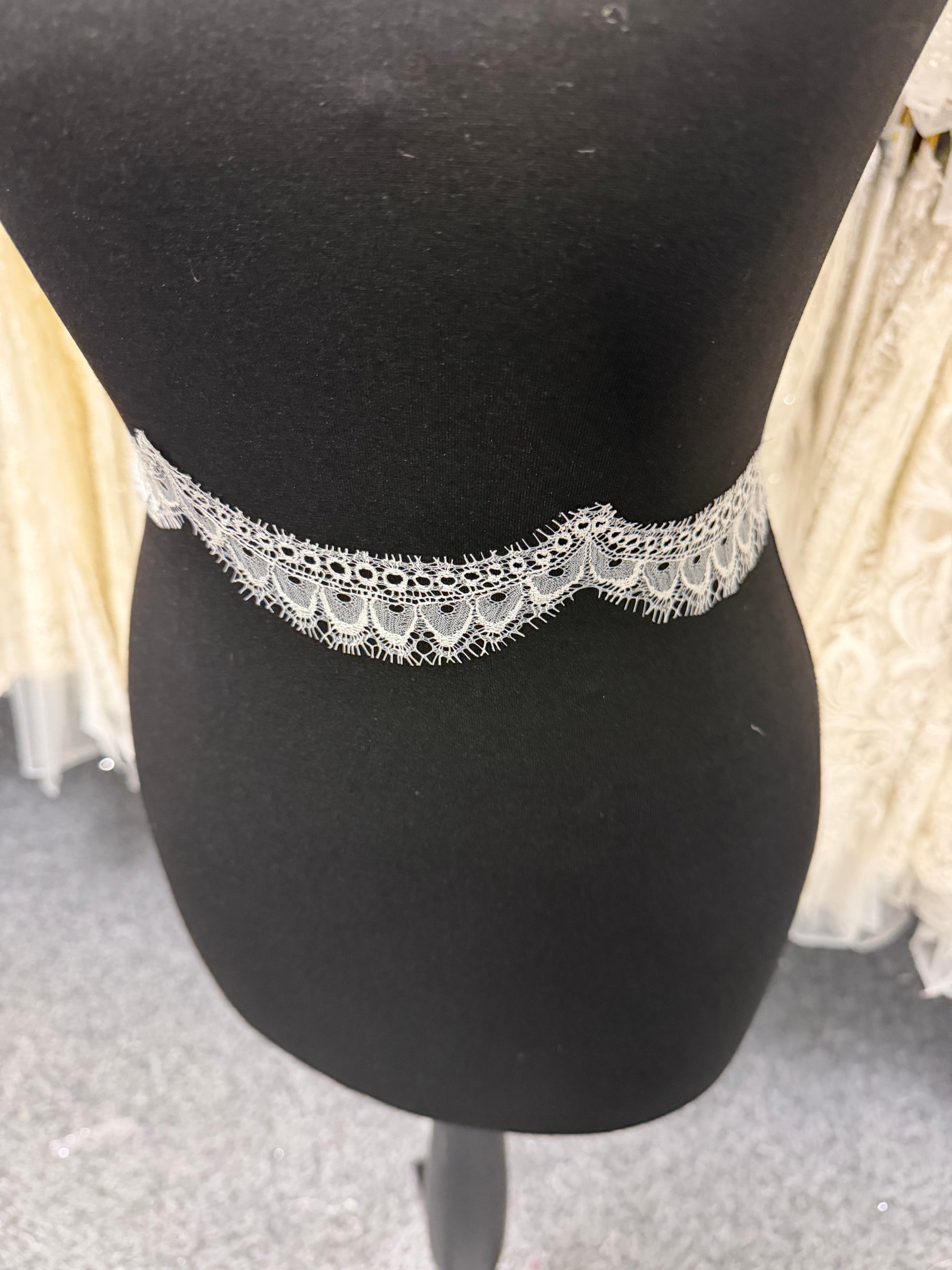 Bordure en dentelle française ivoire - T595