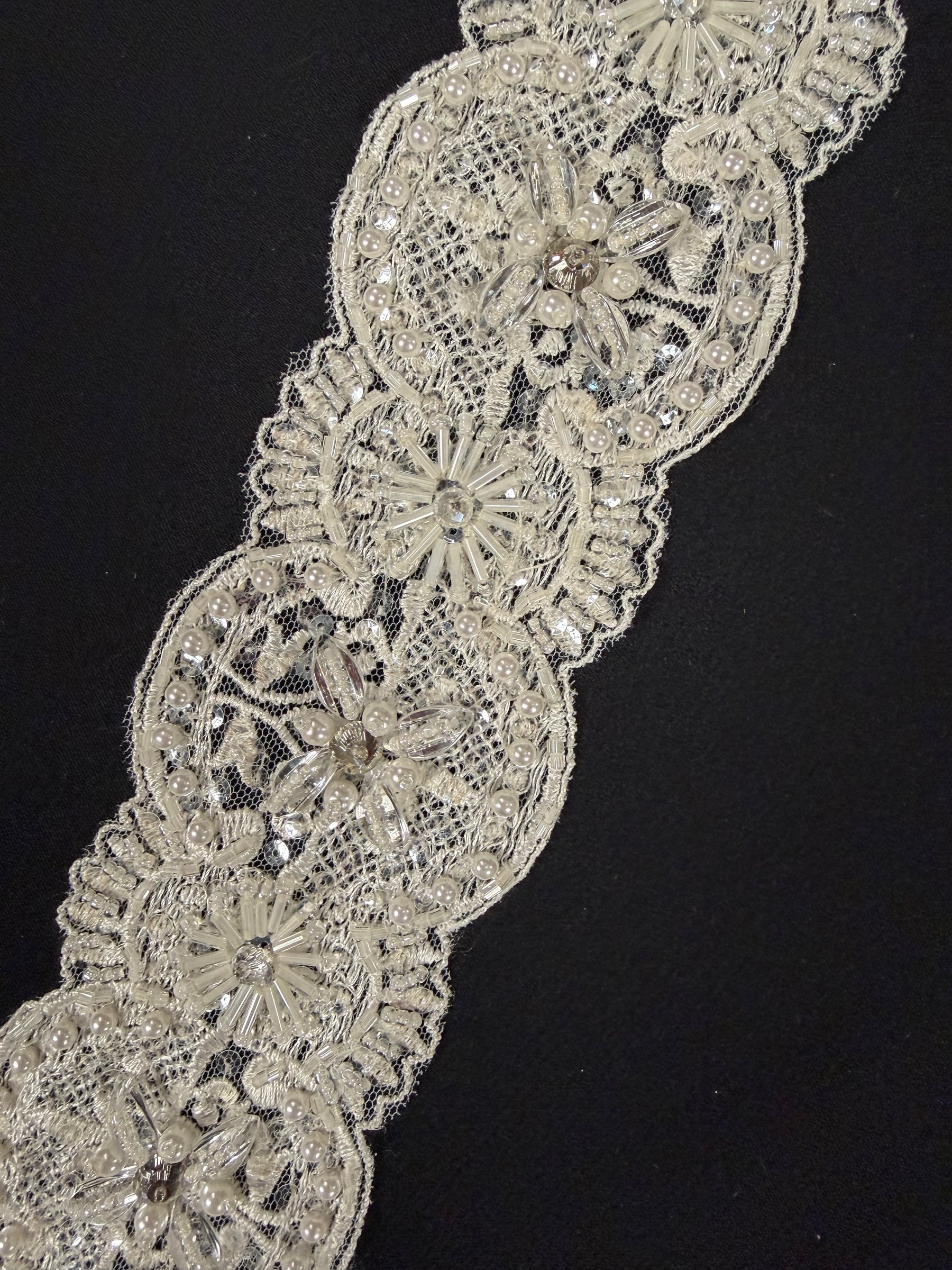Garniture en perles et sequins 3D en cristal/ivoire - T472