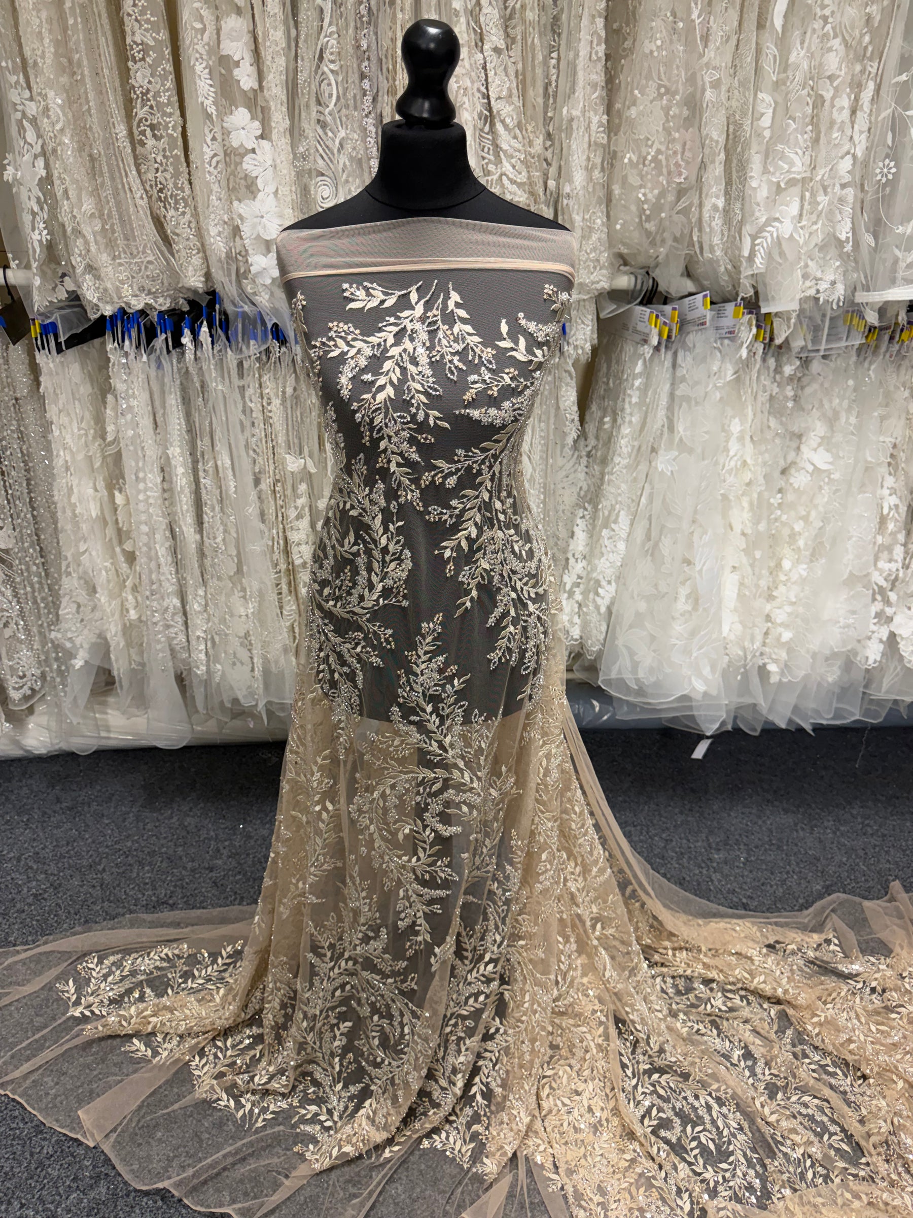 Tulle brodé orné de perles - EB1086
