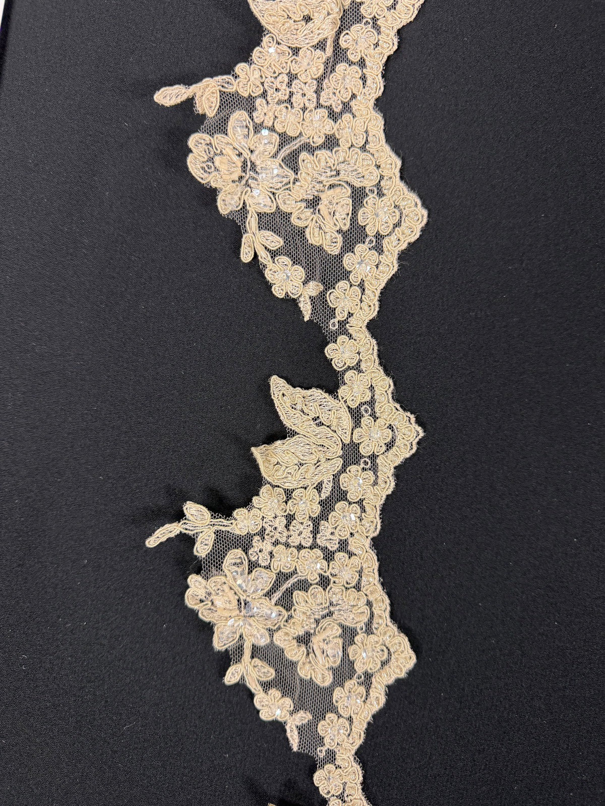 Bordure à perles et sequins cordonnés champagne/argent - T204