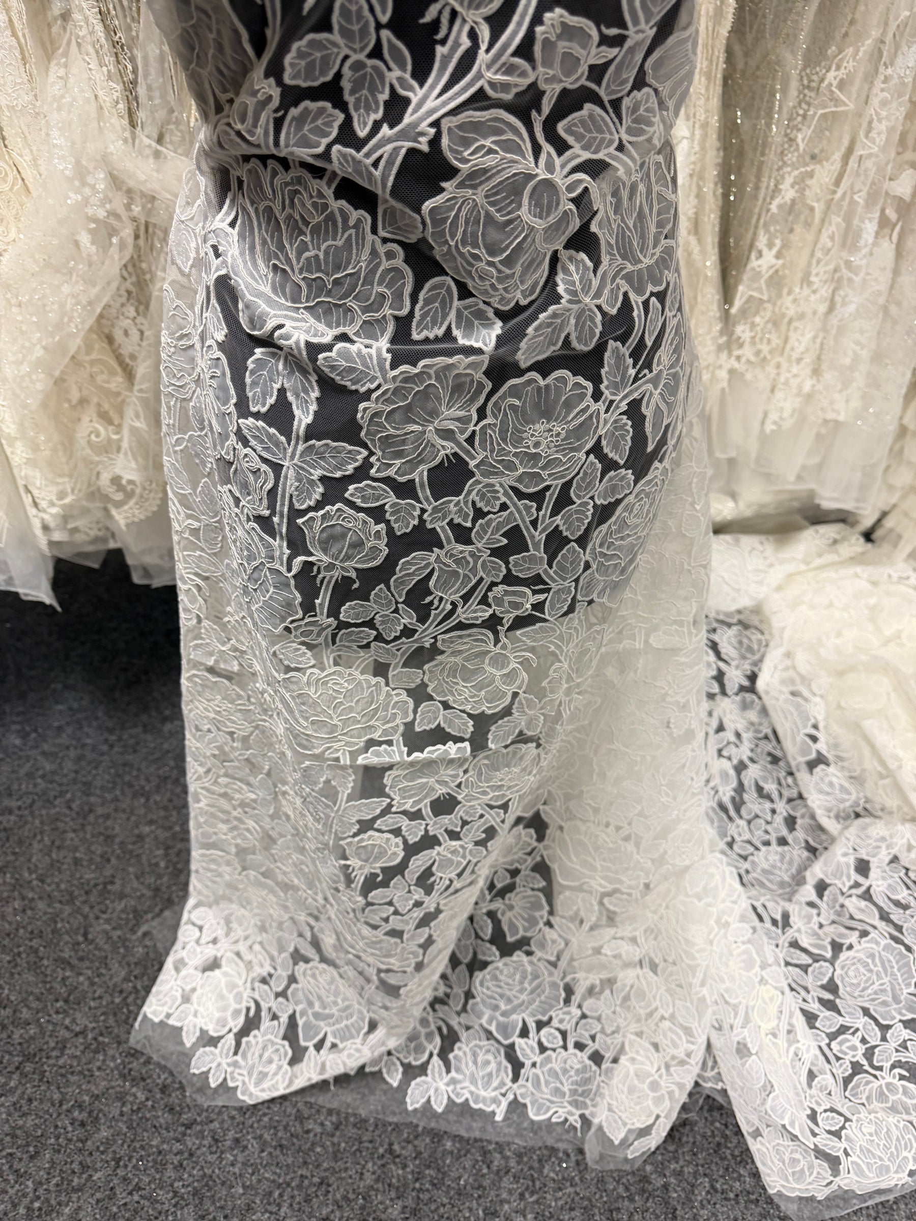 Dentelle brodée ivoire – Brave