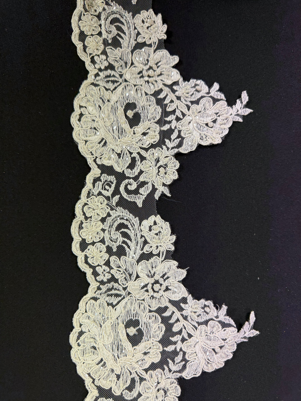 Garniture perlée et pailletée sur cordon ivoire - T394