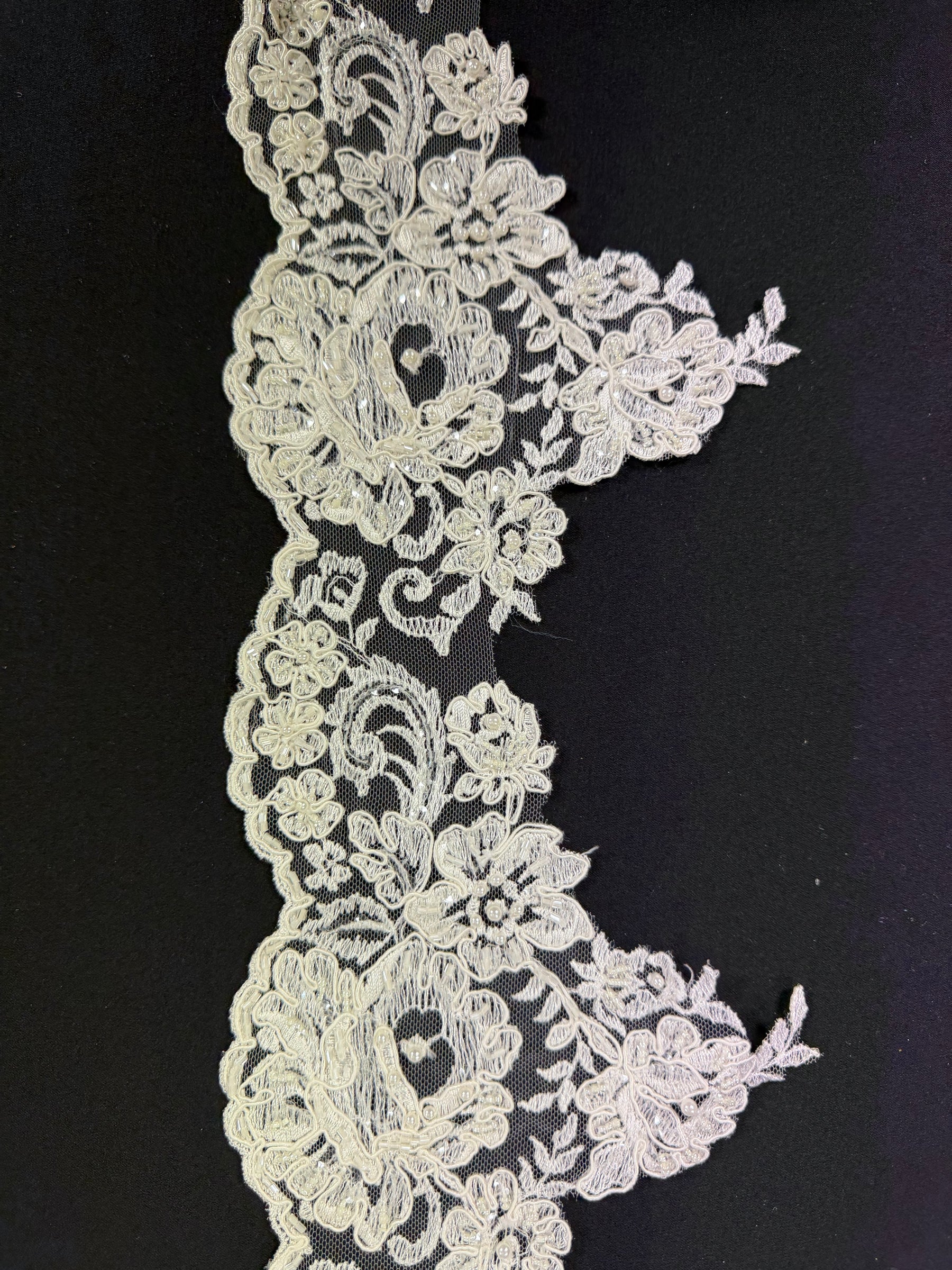 Garniture perlée et pailletée sur cordon ivoire - T394