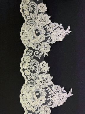 Garniture perlée et pailletée sur cordon ivoire - T394