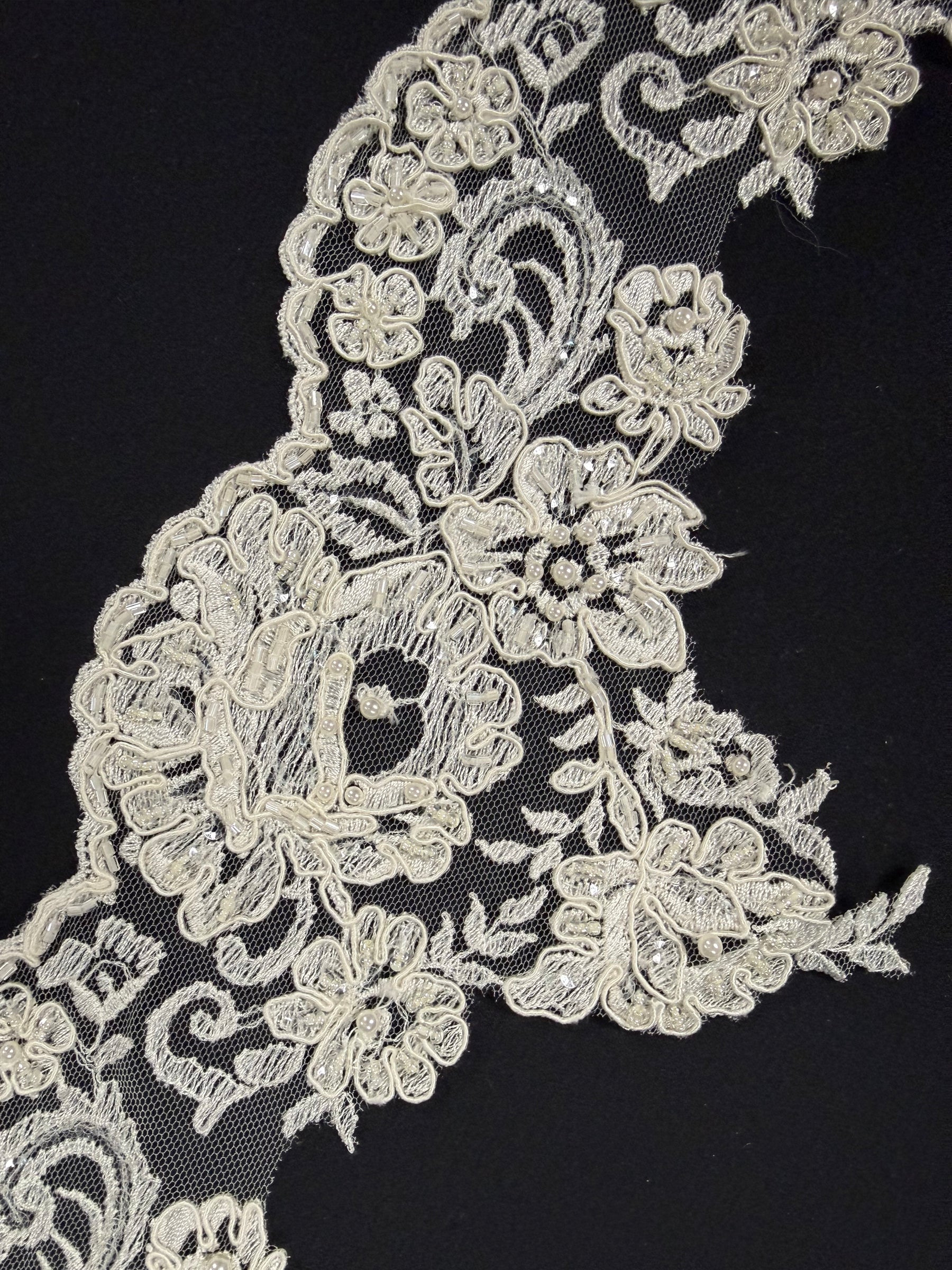 Garniture perlée et pailletée sur cordon ivoire - T394