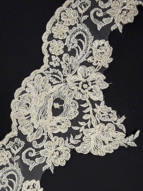 Garniture perlée et pailletée sur cordon ivoire - T394