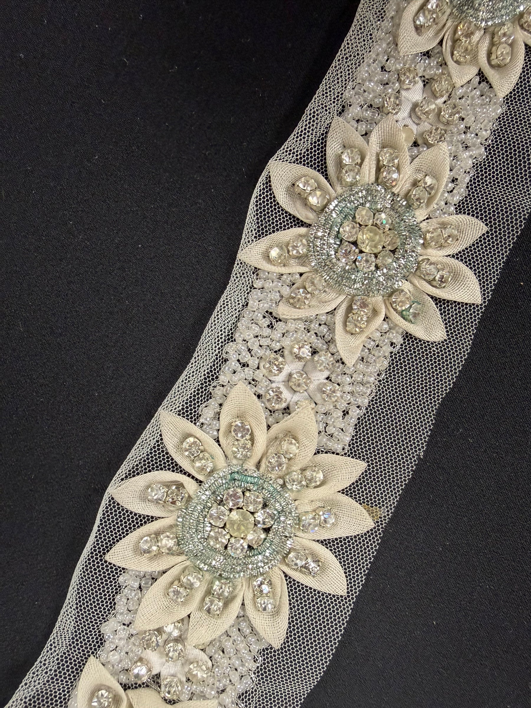 Bordure perlée en cristal 3D Ivoire/Argent - T519