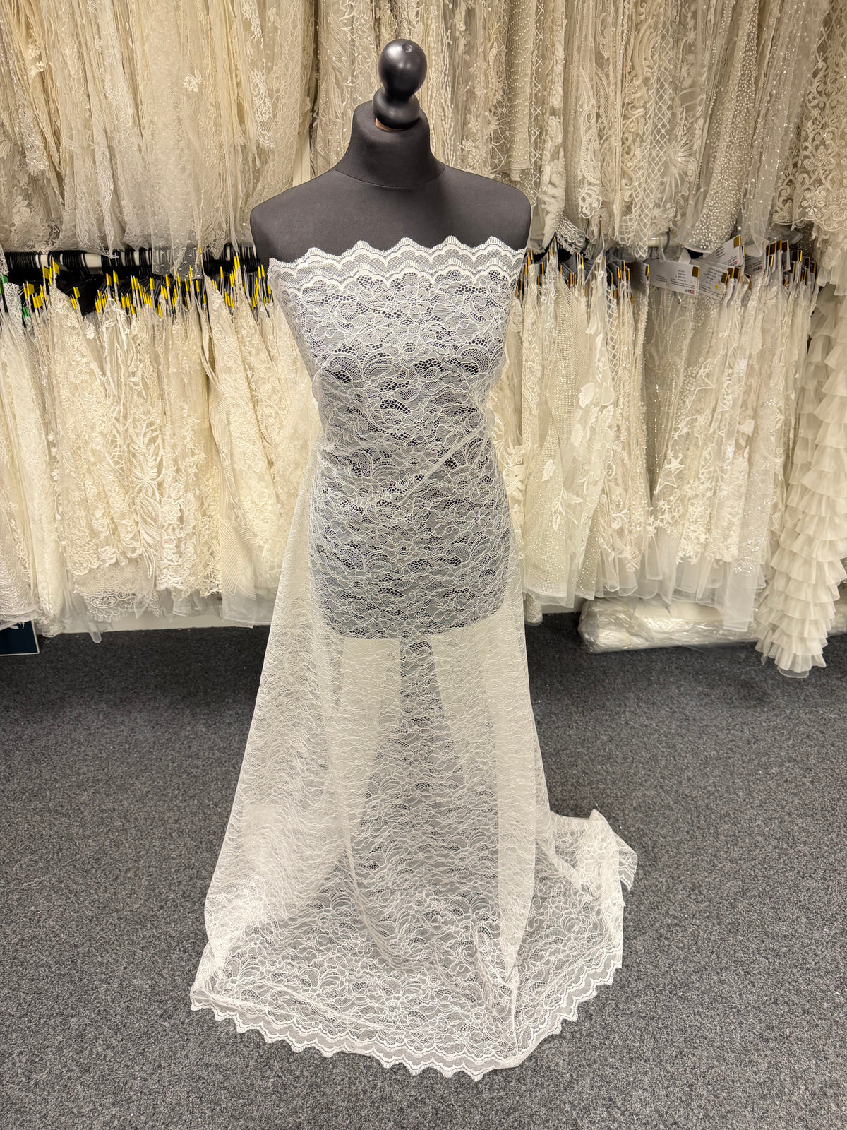 Dentelle Raschel ivoire - P412