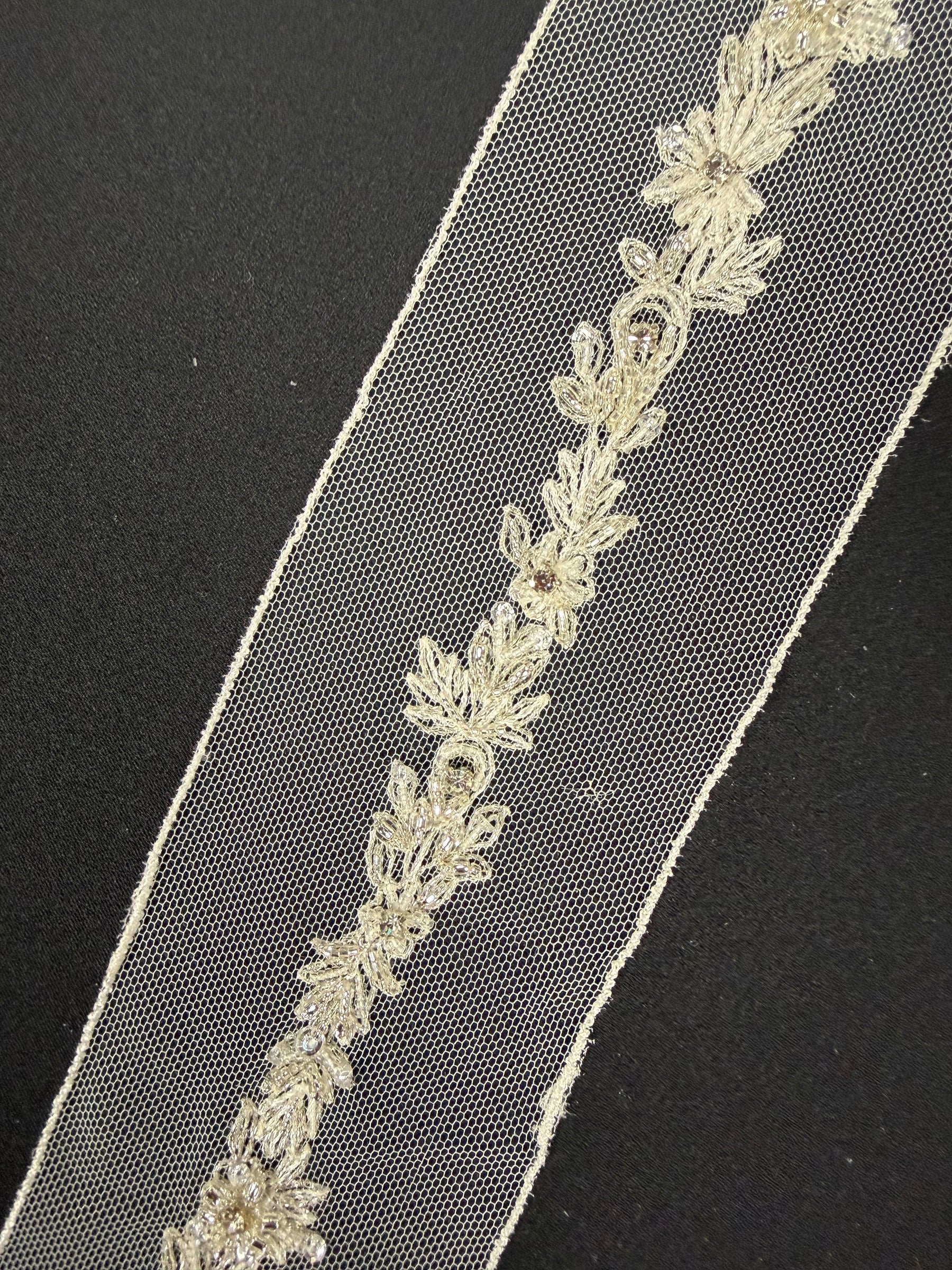 Bordure perlée cristal ivoire/argent - T220