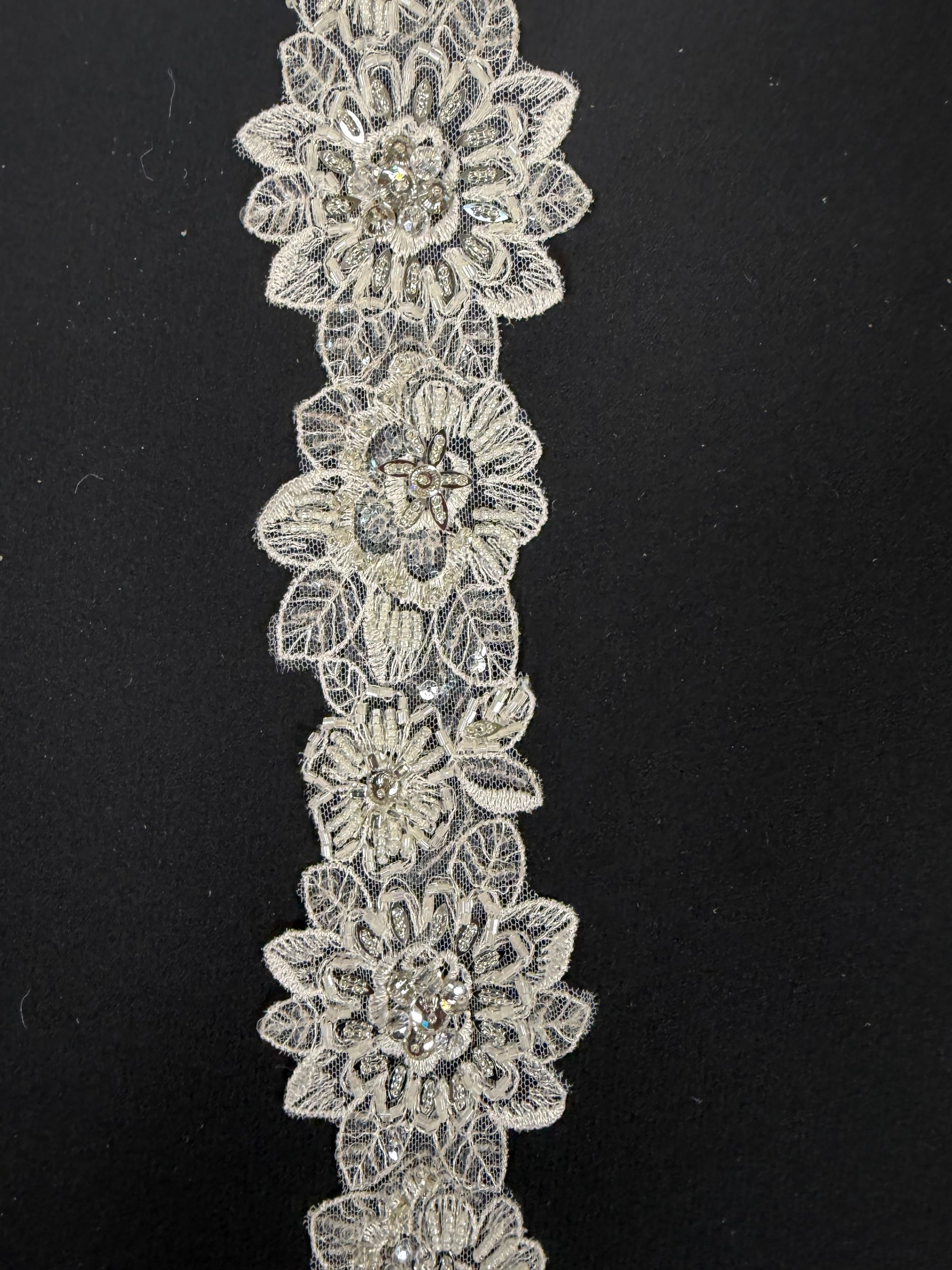Bordure à perles et sequins ivoire/argent - T471