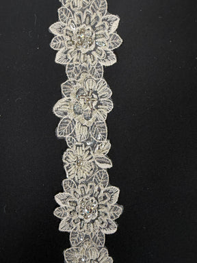 Bordure à perles et sequins ivoire/argent - T471