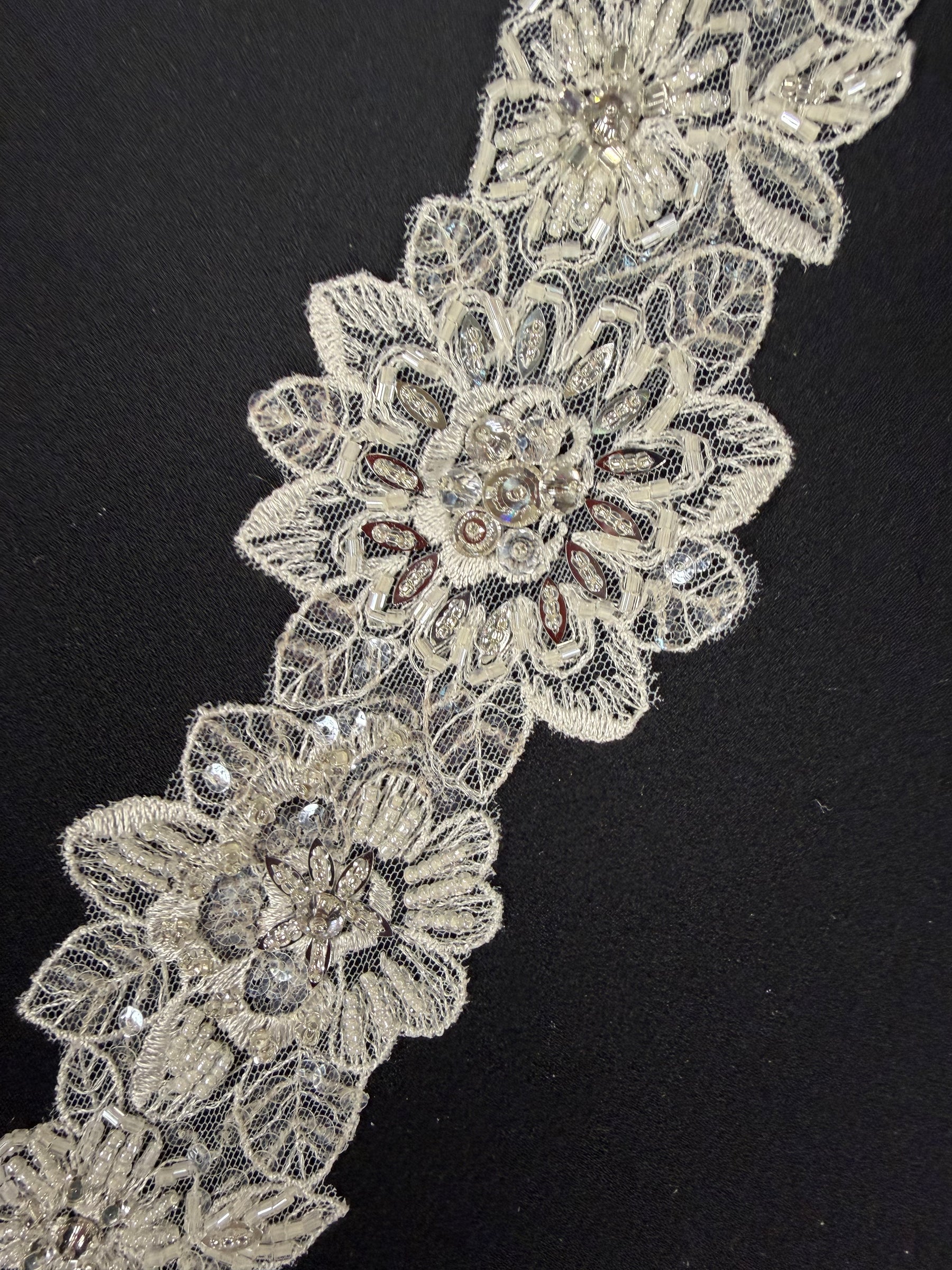 Bordure à perles et sequins ivoire/argent - T471