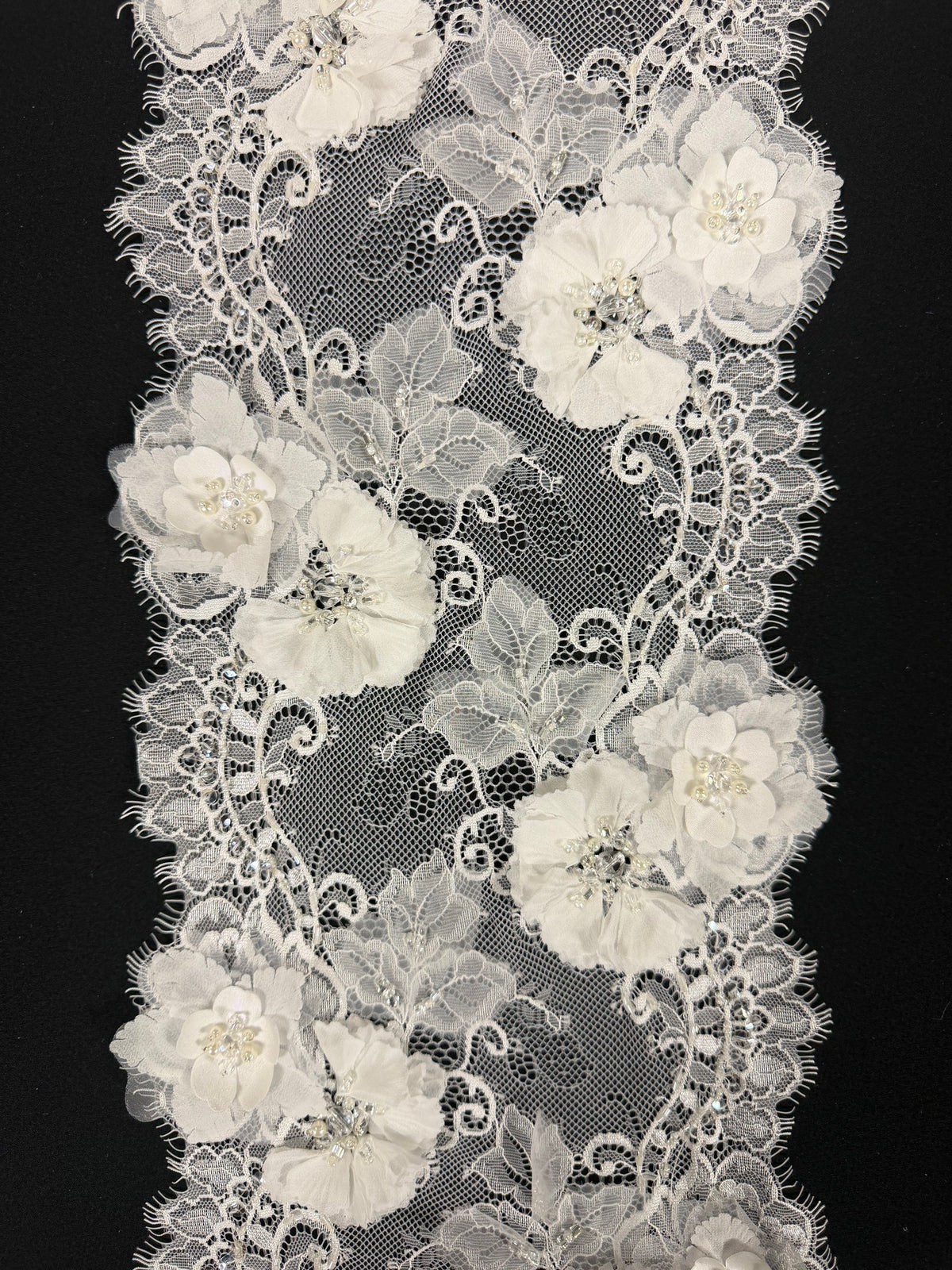 Bordure perlée et à sequins ivoire 3D - T459