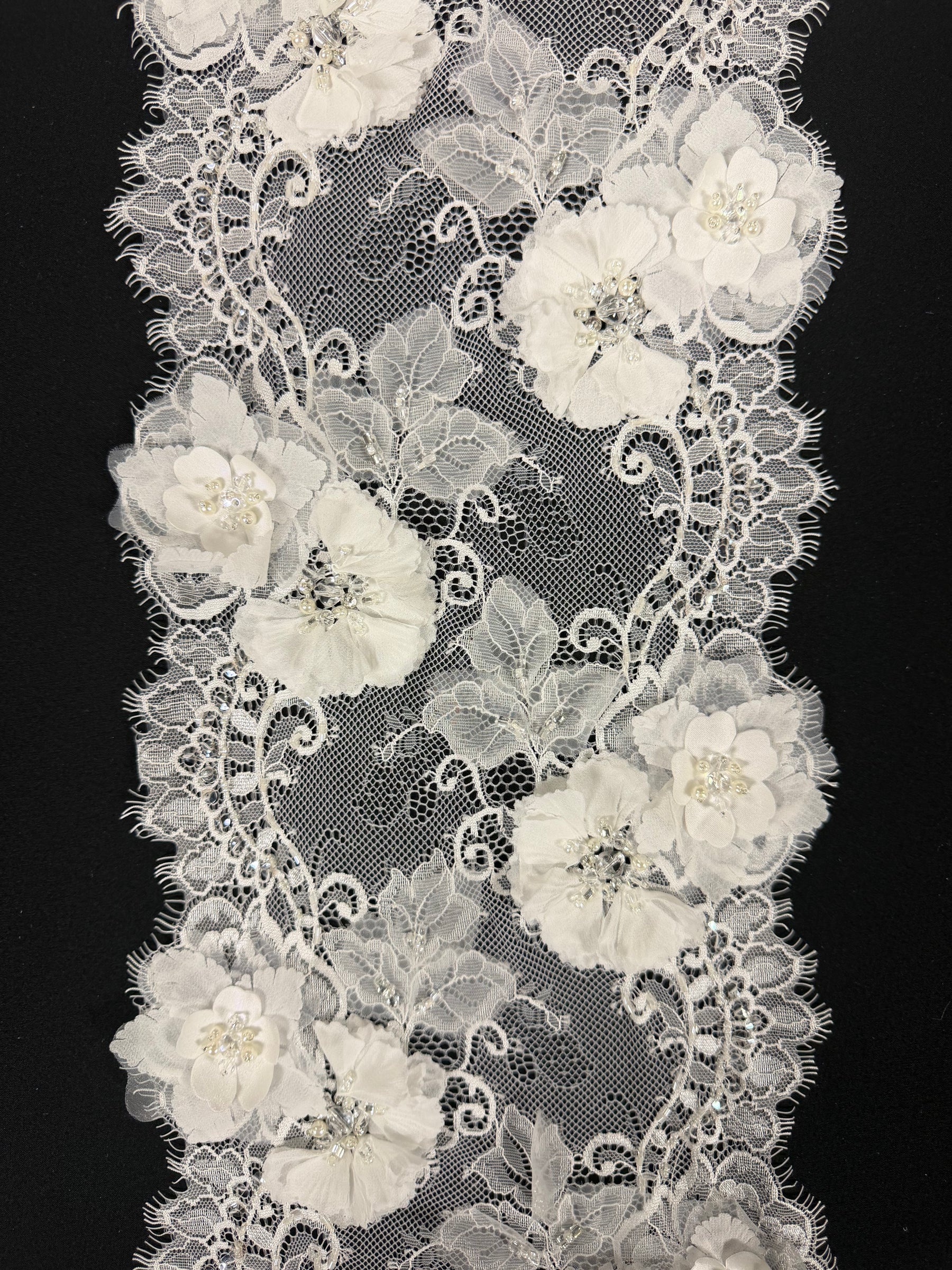 Bordure perlée et à sequins ivoire 3D - T459