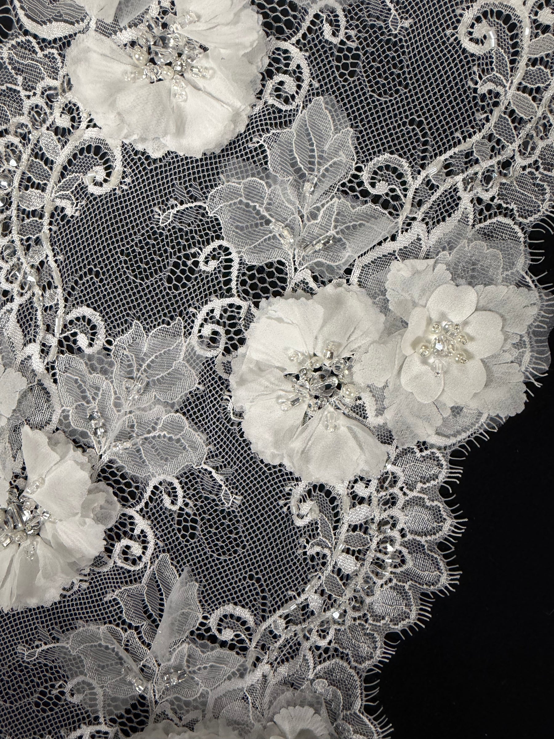 Bordure perlée et à sequins ivoire 3D - T459