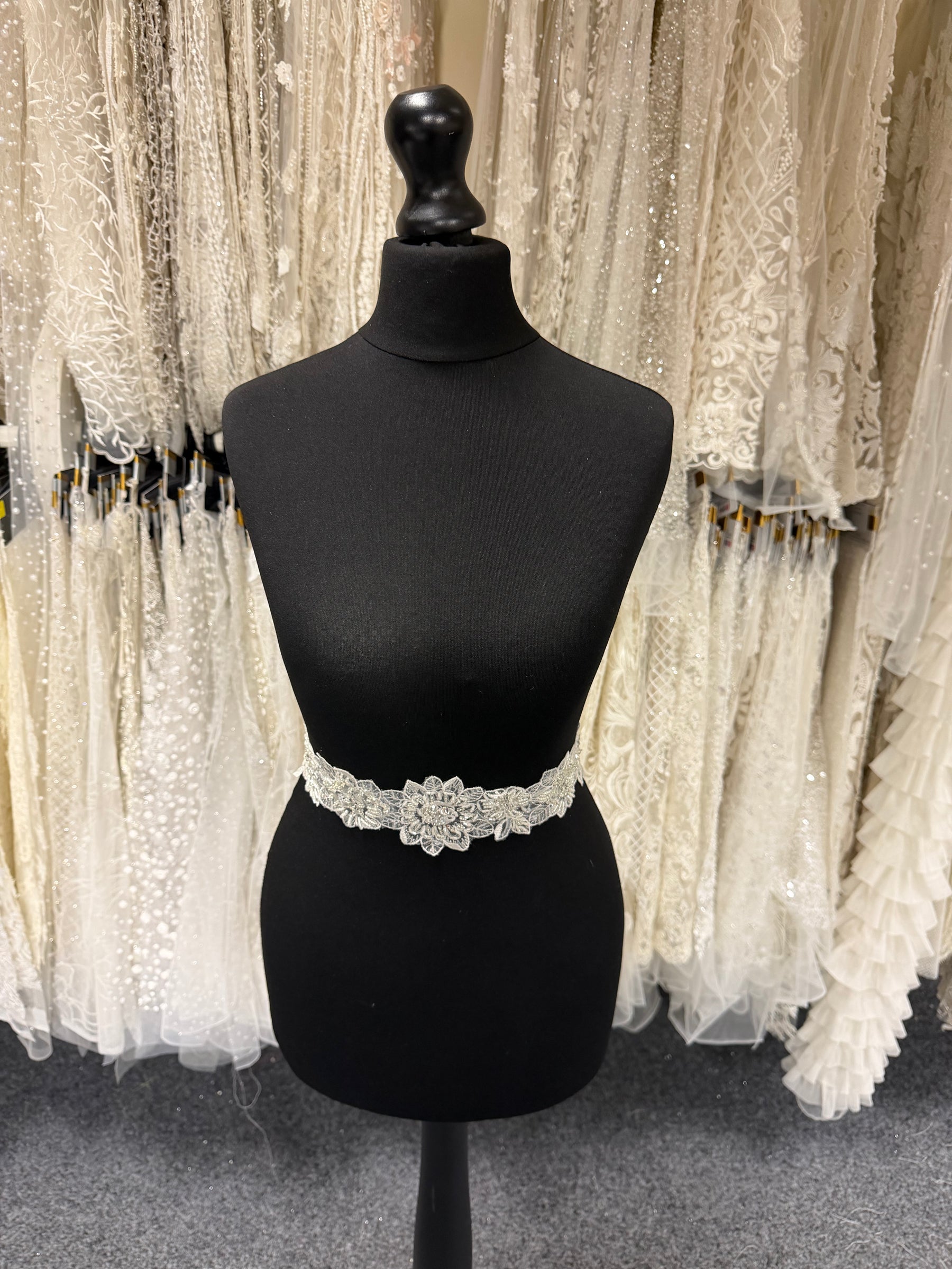 Bordure à perles et sequins ivoire/argent - T471