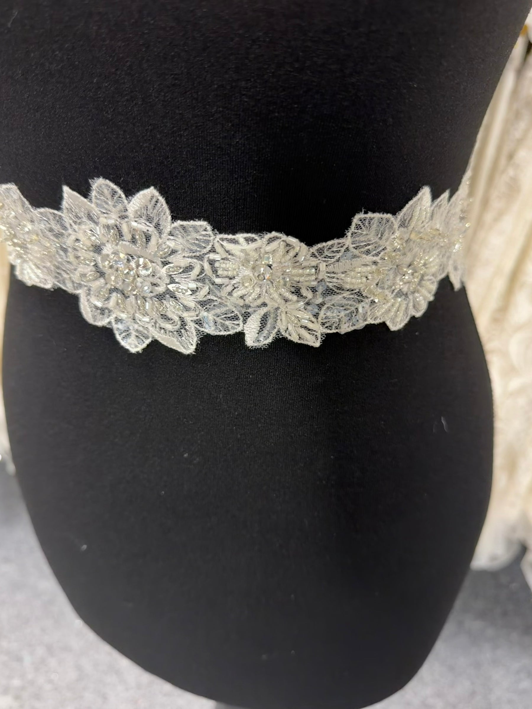 Bordure à perles et sequins ivoire/argent - T471